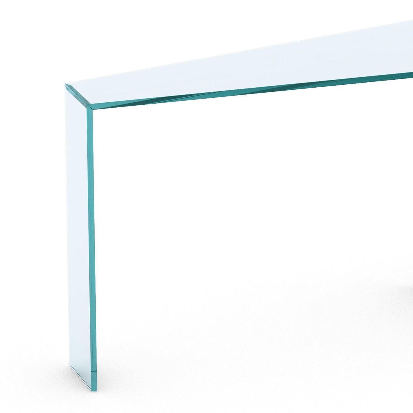 Console Table Axis all in clear glass with asymetrical 
shape. 15mm thickness glass with oblique welding on sides.
Also available in Axis Desk, on request.