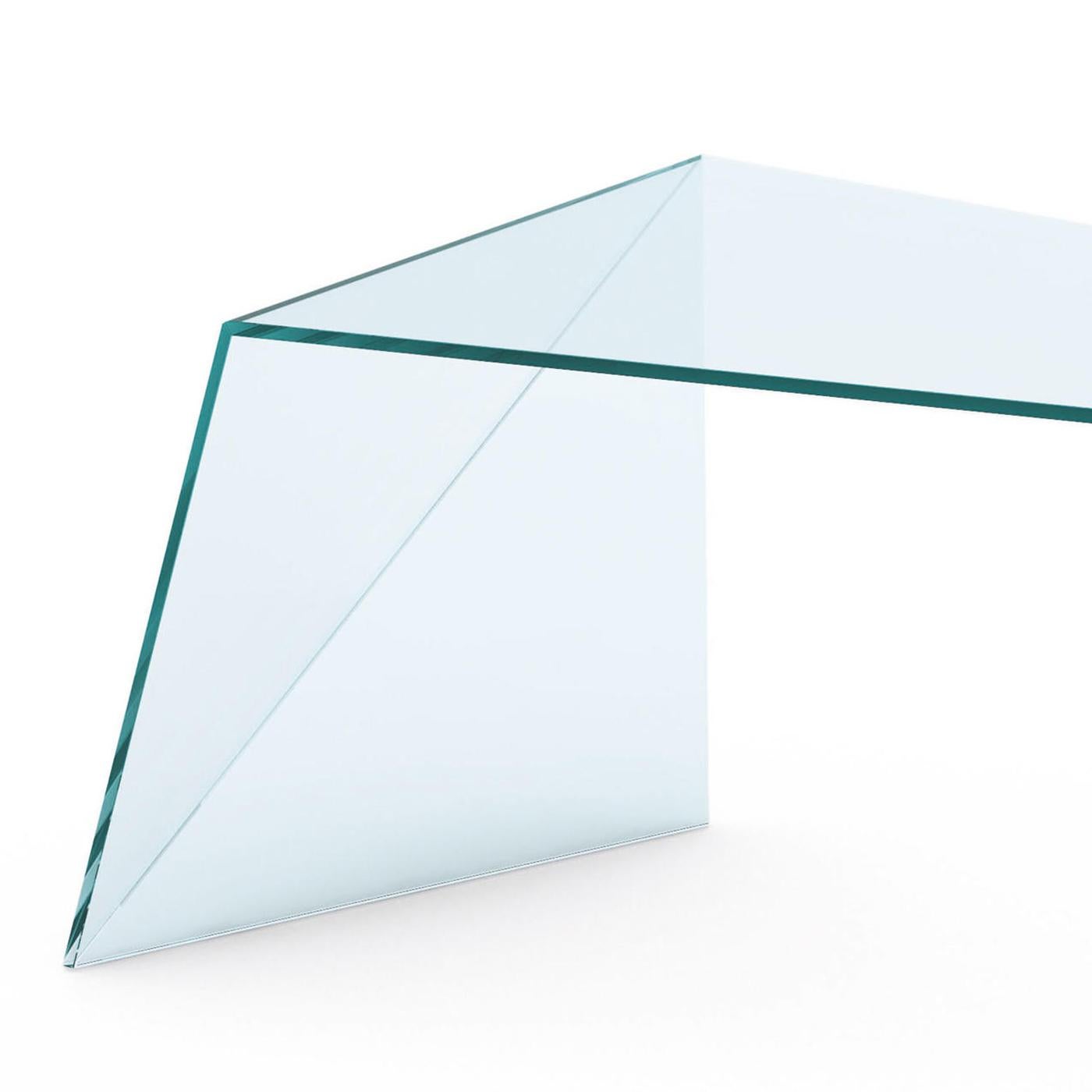 Desk Axis all in clear glass with asymetrical.
shape. 15mm thickness glass with oblique welding on sides.
Also available in Axis Console Table, on request.