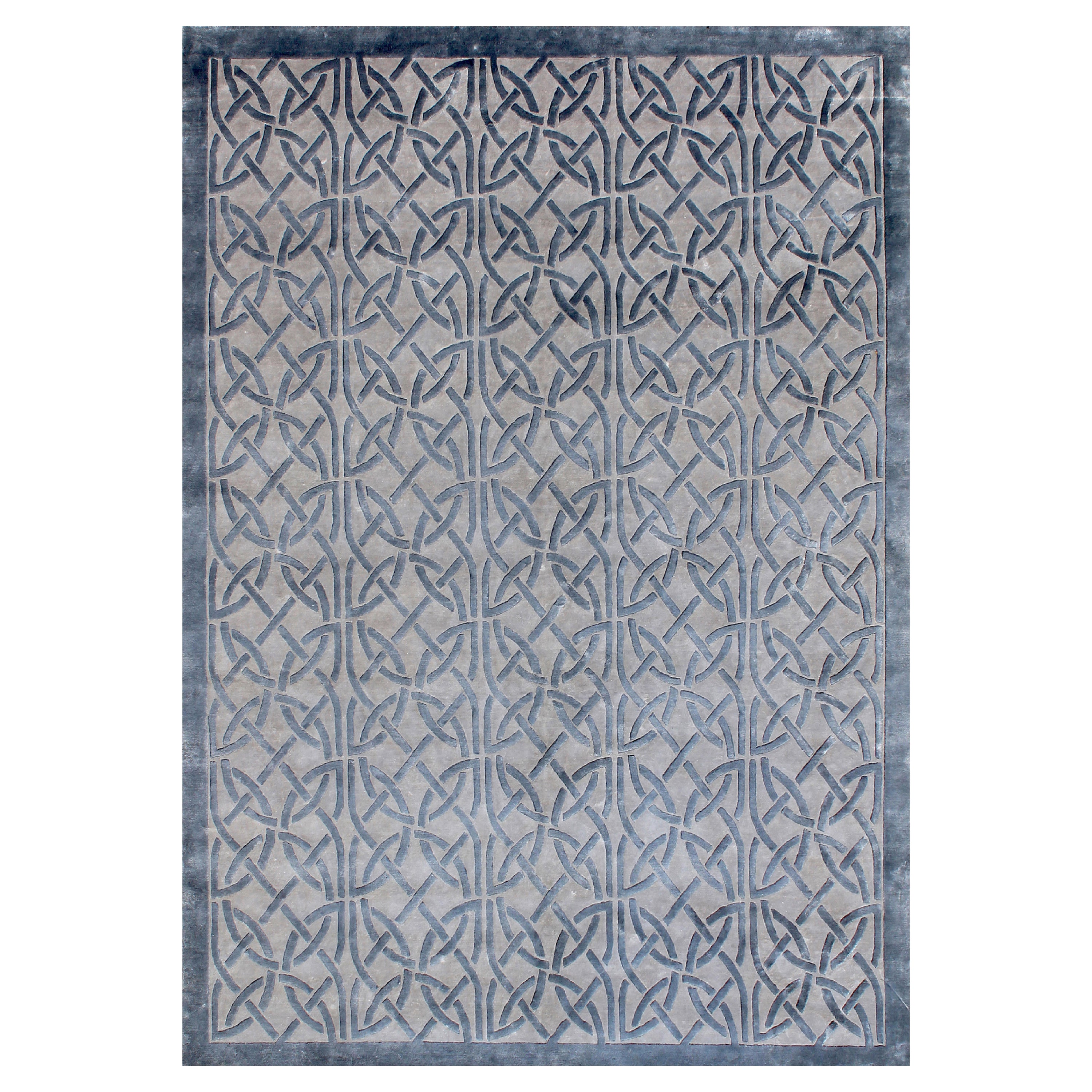 Tapis moderne en soie géométrique noué à la main AXIS de couleur grise et bleue, fait à la main