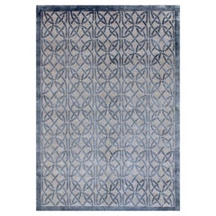 Handgeknüpfter moderner geometrischer AXIS-Seidenteppich in Grau-Blau von Hand