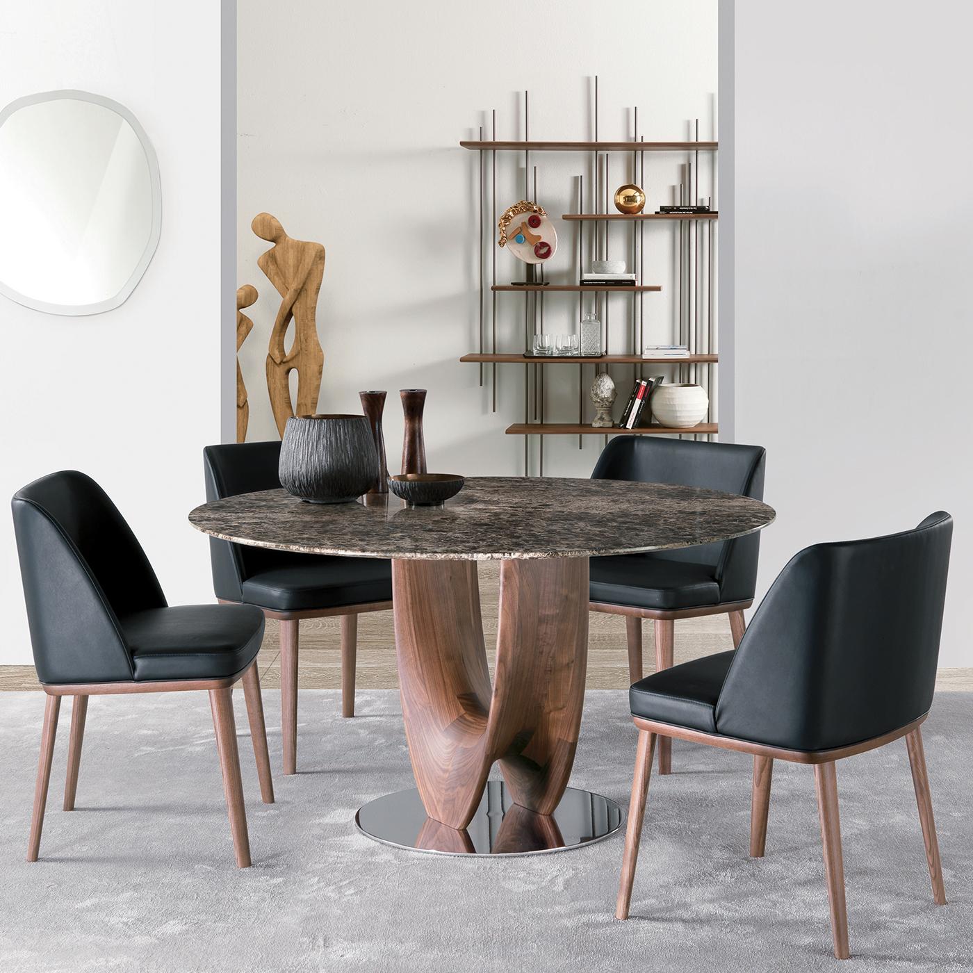 Faisant partie de la collection Axis conçue par Stefano Bigi, cette table de dîner combine une base ronde en métal avec une plaque chromée et un plateau rond en marbre emperador foncé qui mêle sans effort allure classique et moderne. Cette table se