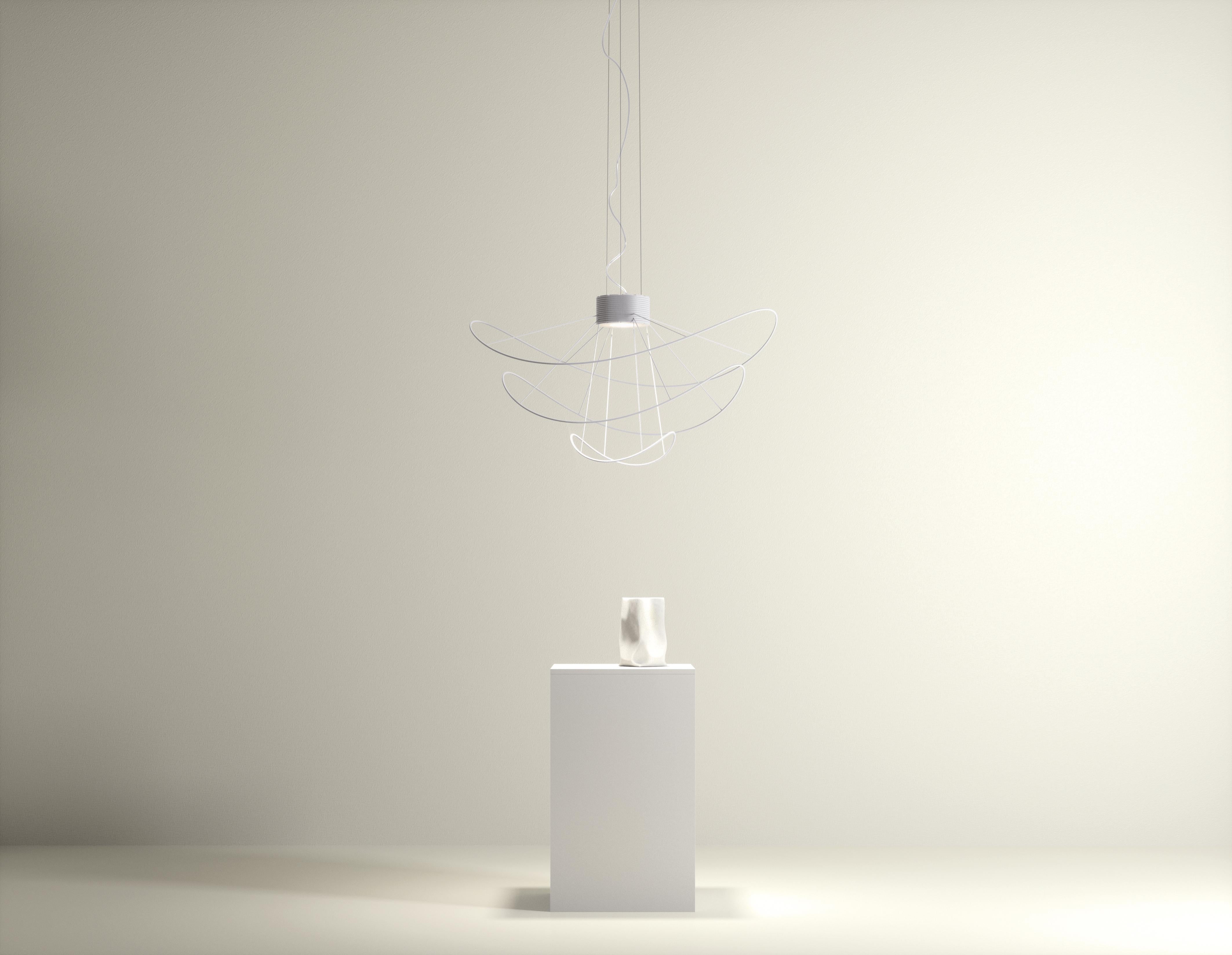 Axolight Hoops 3 lampes à suspension moyenne en blanc par Giovanni Barbato

Des lignes qui dansent voluptueusement autour d'un noyau dans un jeu changeant de formes et de lumières réfléchies. La sinuosité des Hoops est un mince fil virevoltant, à