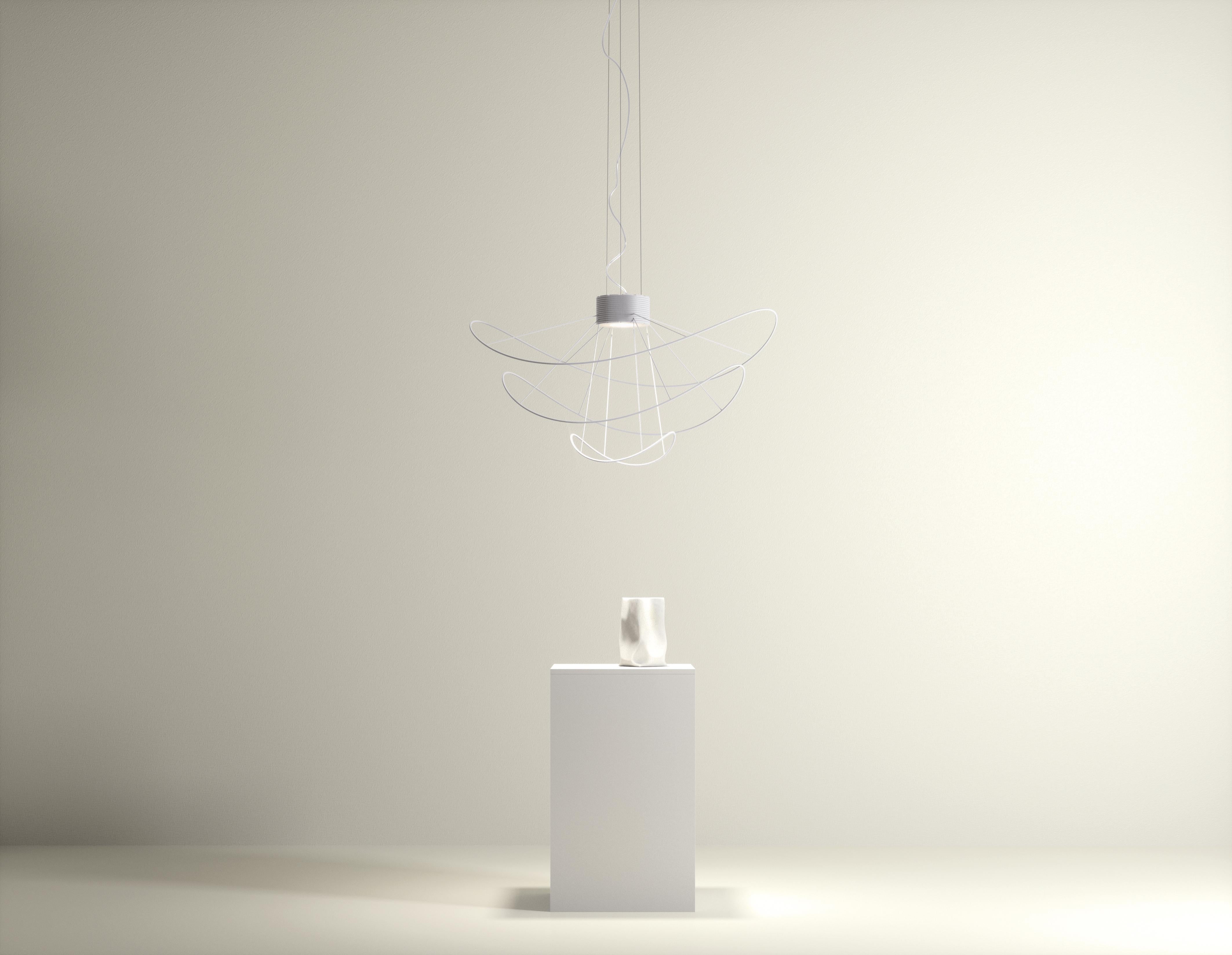 Axolight Hoops 4 Lampada a sospensione grande in oro di Giovanni Barbato

Linee che danzano voluttuosamente intorno a un nucleo in un gioco mutevole di forme e luci riflesse. La sinuosità di Hoops è un filo sottile che gira, per essere seguito dagli