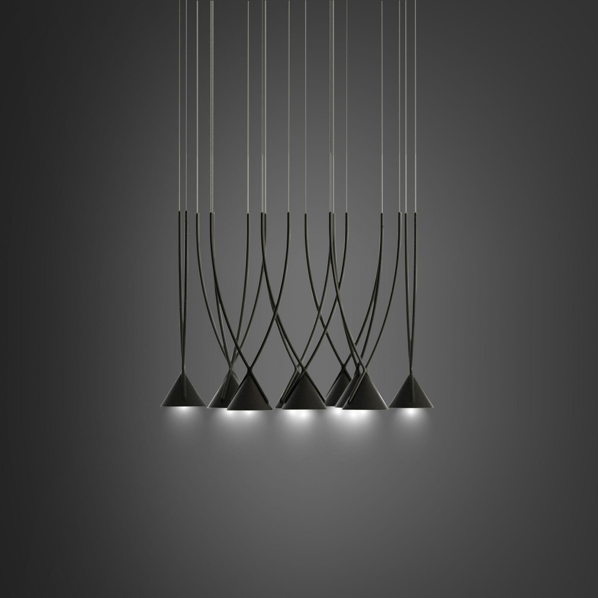 Lámpara colgante Axolight Jewel Medium 10 en negro con acabado negro by Yonoh

Sintetizar es el don de saber transmitir cosas complejas de forma sencilla. Jewel mono resume: minimalismo en el diseño y alto rendimiento lumínico, elegancia estética y