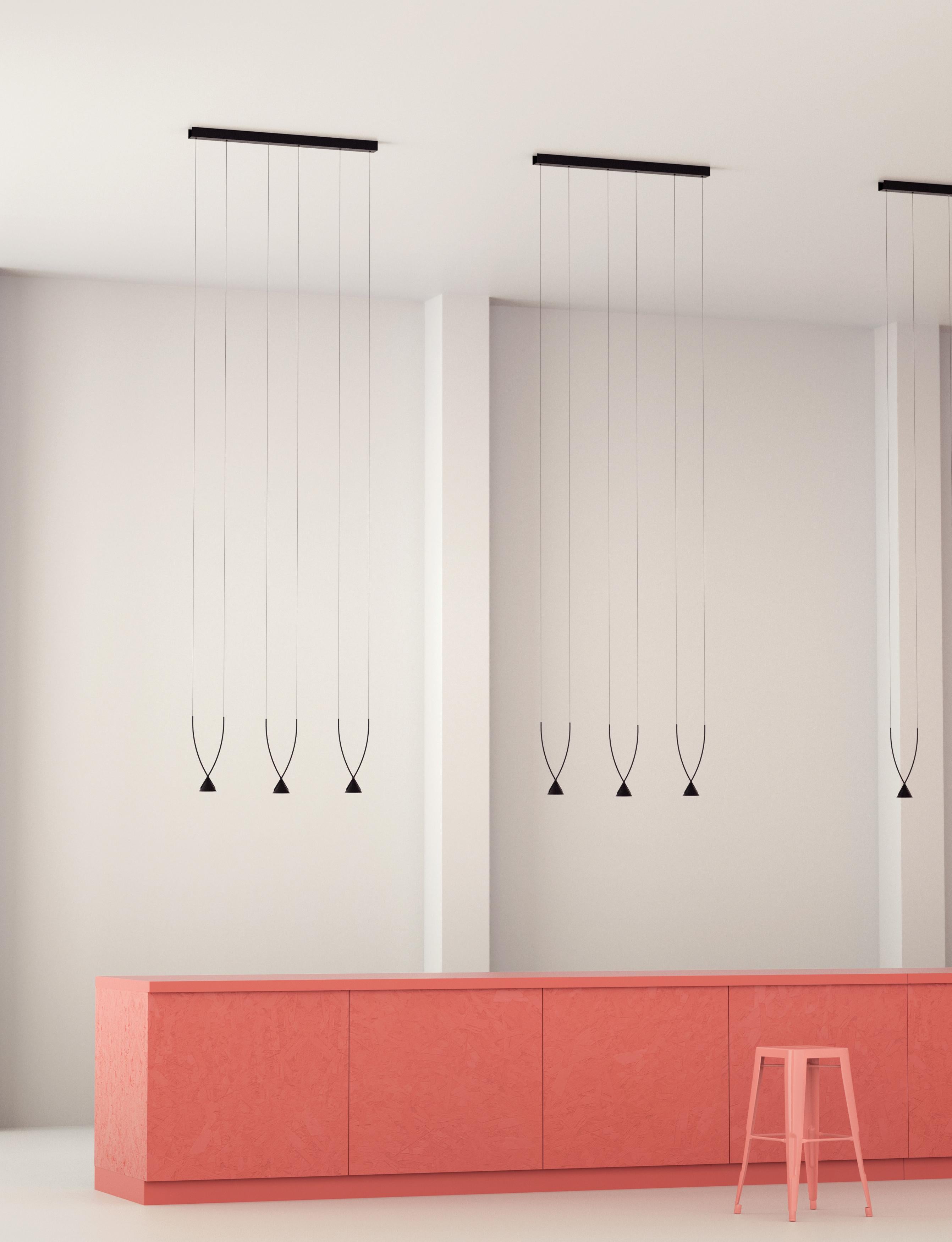 Lampada a sospensione Jewell Medium 4 in nero con finitura nera di Yonoh

La sintesi è il dono di saper trasmettere cose complesse in modo semplice. Jewel mono riassume: minimalismo nel design e alte prestazioni luminose, eleganza estetica e comfort