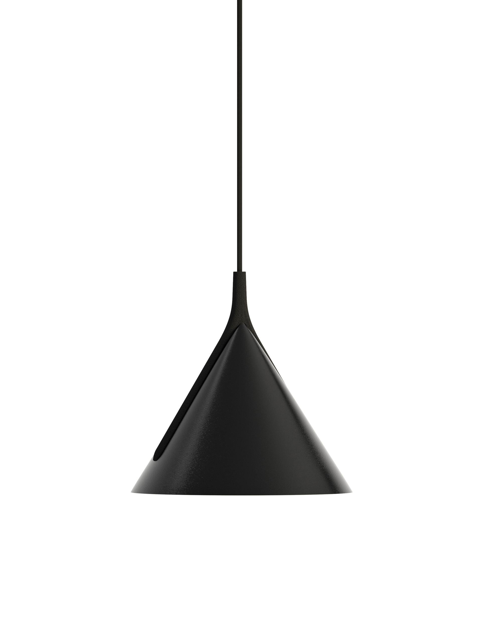 Axolight Jewel Mono Small Pendant Light in Black with Black Finish by Yonoh

Synthesizing is the gift of knowing how to transmit complex things in a simple way. Jewel mono summarizes: minimalism in design and high lighting performance, aesthetic