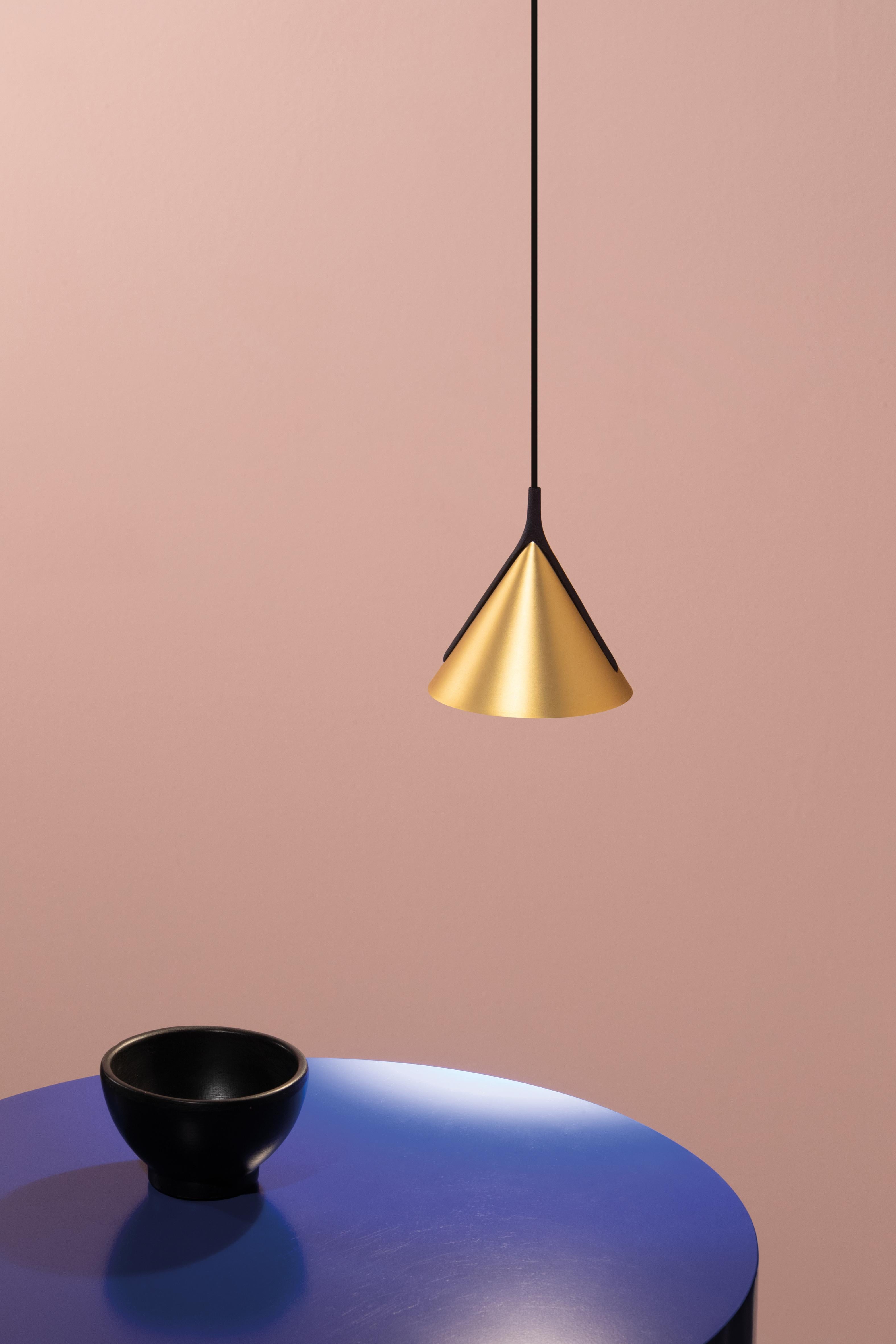 Axolight Jewel Mono Small Pendant Light in Gold with Black Finish by Yonoh

Synthesizing is the gift of knowing how to transmit complex things in a simple way. Jewel mono summarizes: minimalism in design and high lighting performance, aesthetic