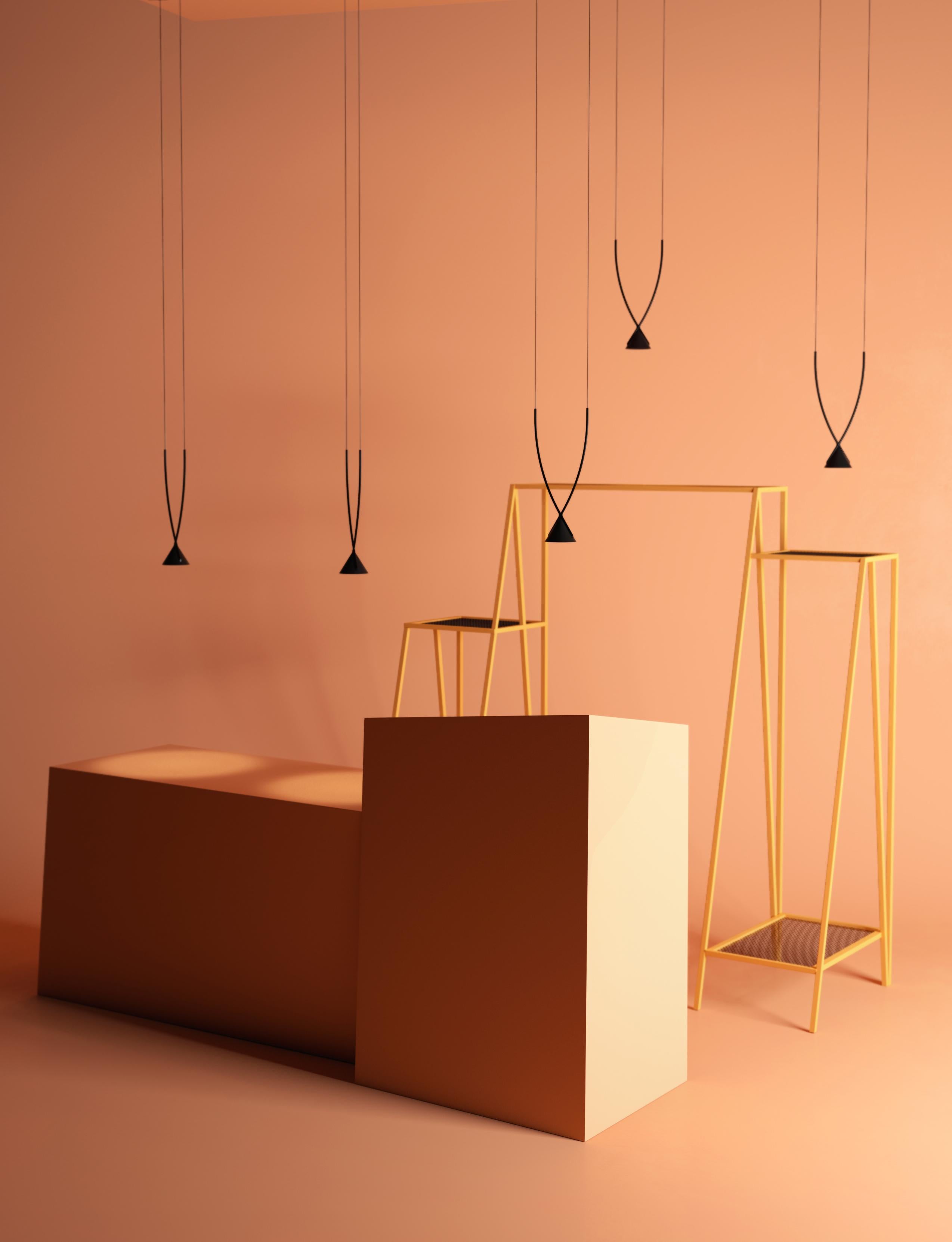 Lampada a sospensione Jewell Small di Axolight in grigio con finitura nera di Yonoh

La sintesi è il dono di saper trasmettere cose complesse in modo semplice. Jewel mono riassume: minimalismo nel design e alte prestazioni luminose, eleganza