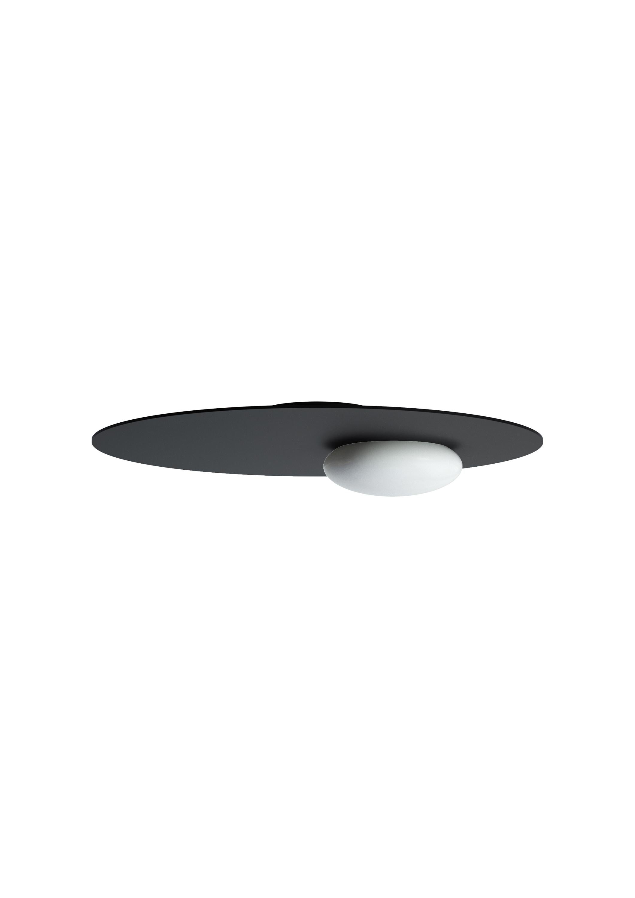 Axolight Kwic 36, lampada a sospensione piccola in nero intenso di Serge & Robert Cornelissen

Kwic è una vivace espressione di geometria grafica, dinamismo e raffinatezza. Le sue linee asimmetriche sono come gocce sfuggenti che giocano con riflessi
