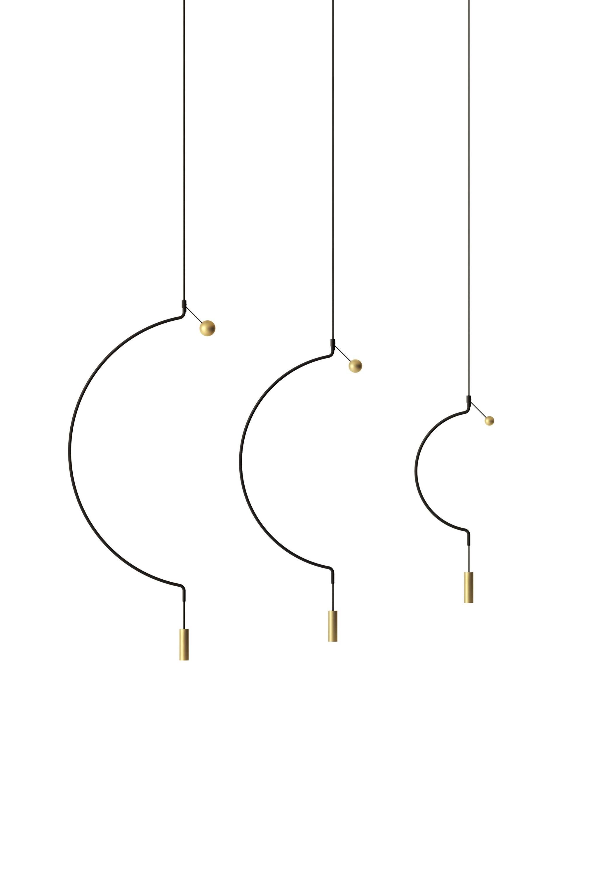 Axolight Lampe à suspension Liaison Model M1 en noir/doré par Sara Moroni

Légèreté et élégance modulaires. Liaison raconte l'équilibre parfait de trois archétypes géométriques : la sphère, le cercle et le cylindre composent un système qui inclut le