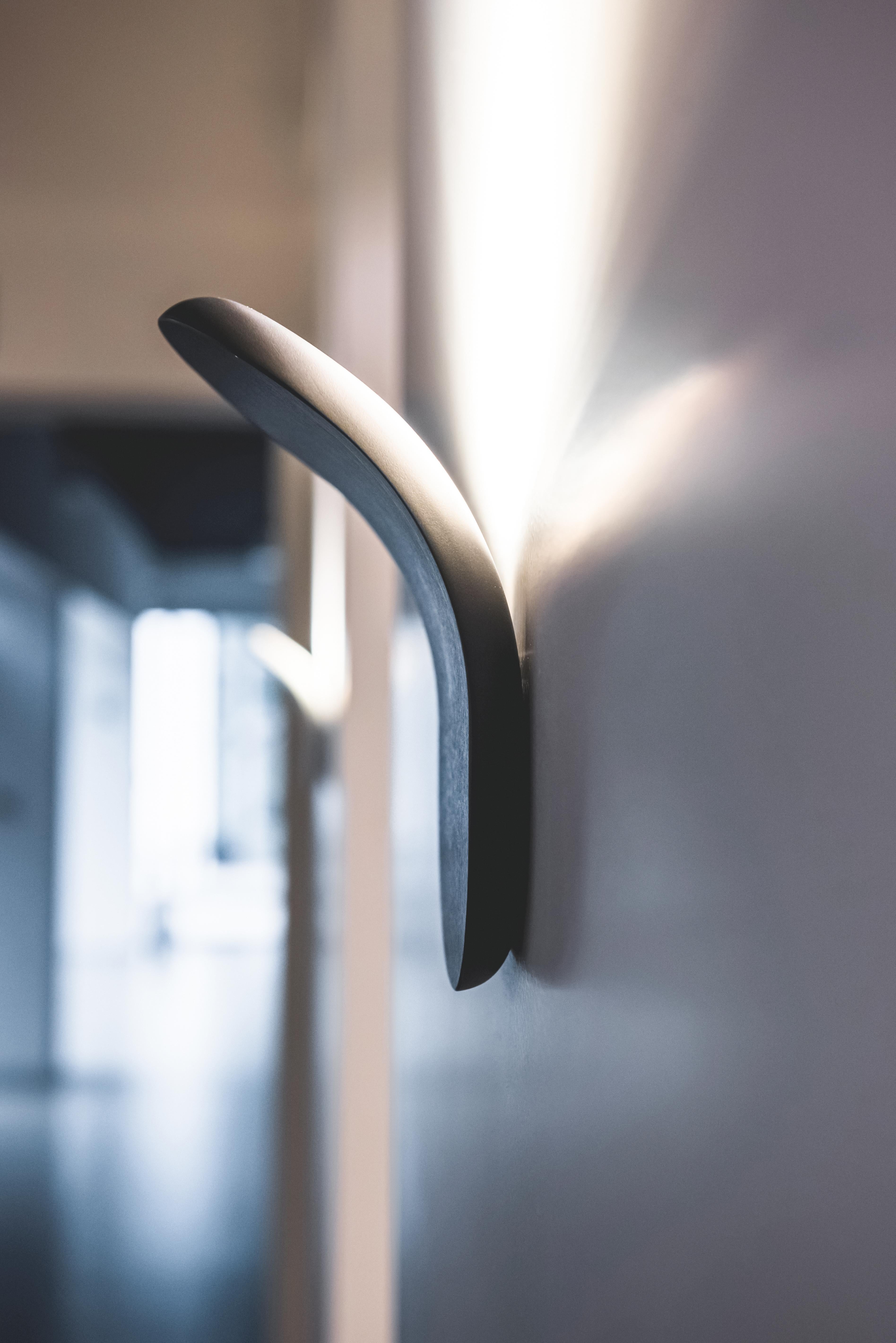 Axolight Lik Lámpara de pared de aluminio blanco arrugado by Serge & Robert Cornelissen en Nuevo estado para la venta en Brooklyn, NY