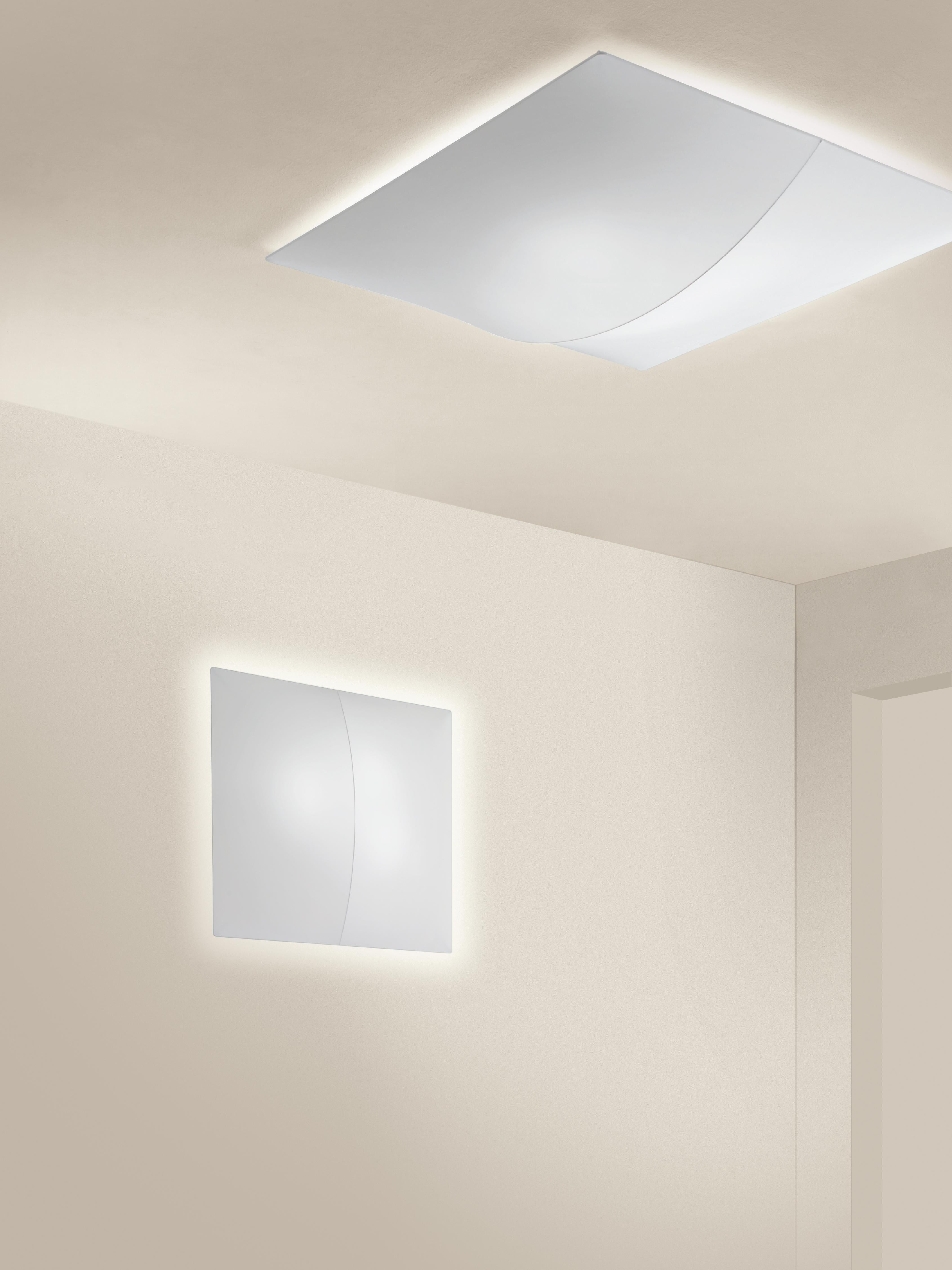 Lámpara de pared Axolight Medium 60 Nelly en blanco by Manuel & Vanessa Vivian

Simplicidad geométrica y un discreto juego de luces y sombras. Nelly es la pureza de un lienzo blanco interrumpida por un trazo lineal que lo atraviesa suavemente,