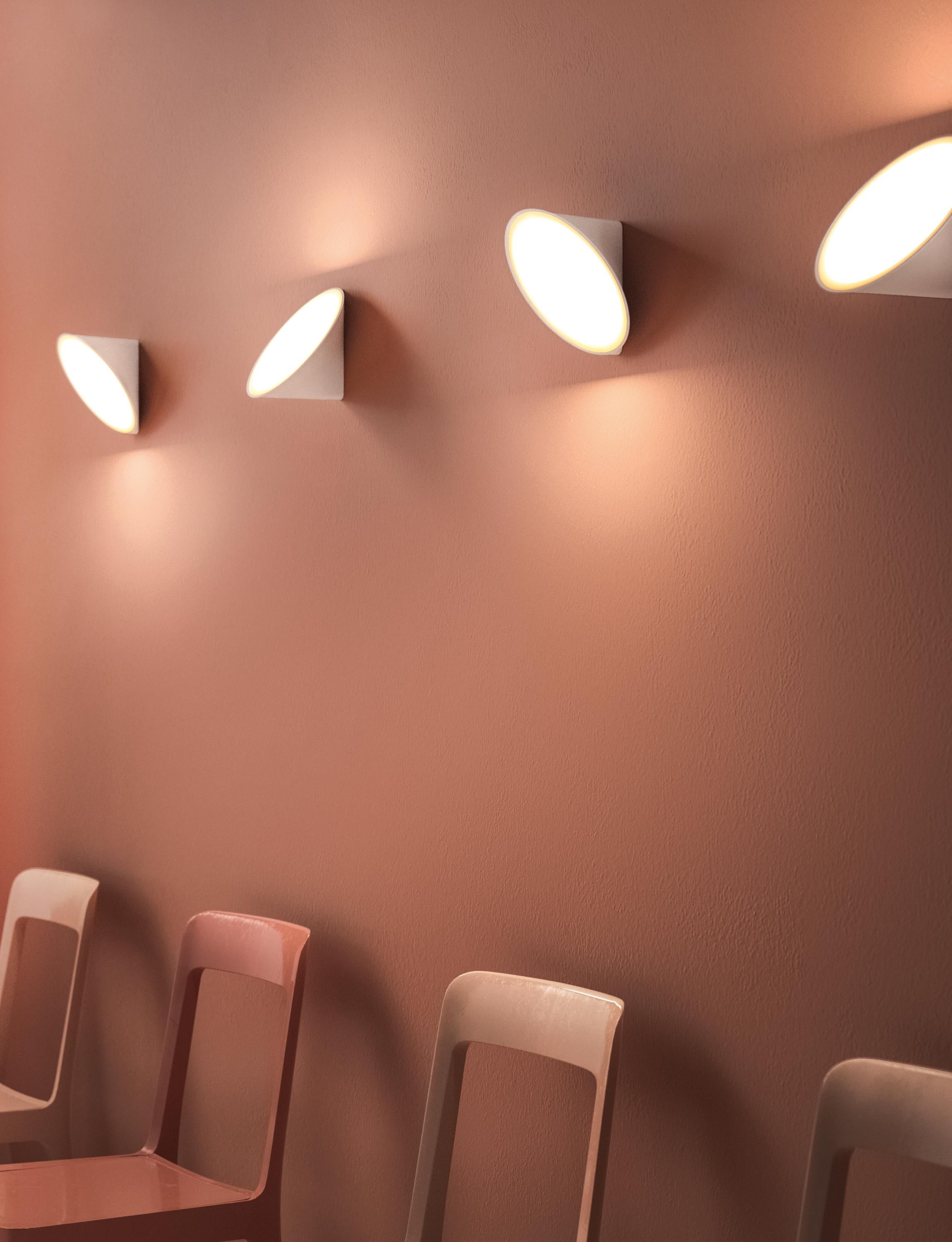 Axolight Orchid Wand-/Deckenleuchte mit Aluminiumdruckgussgehäuse in Weiß von Rainer Mutsch

Das Orchideendesign drückt mit seinen prächtigen Stängeln und Knospen den Zauber der Natur aus. Direkte Lichtstrahlen wie Sonnenstrahlen und intensives,