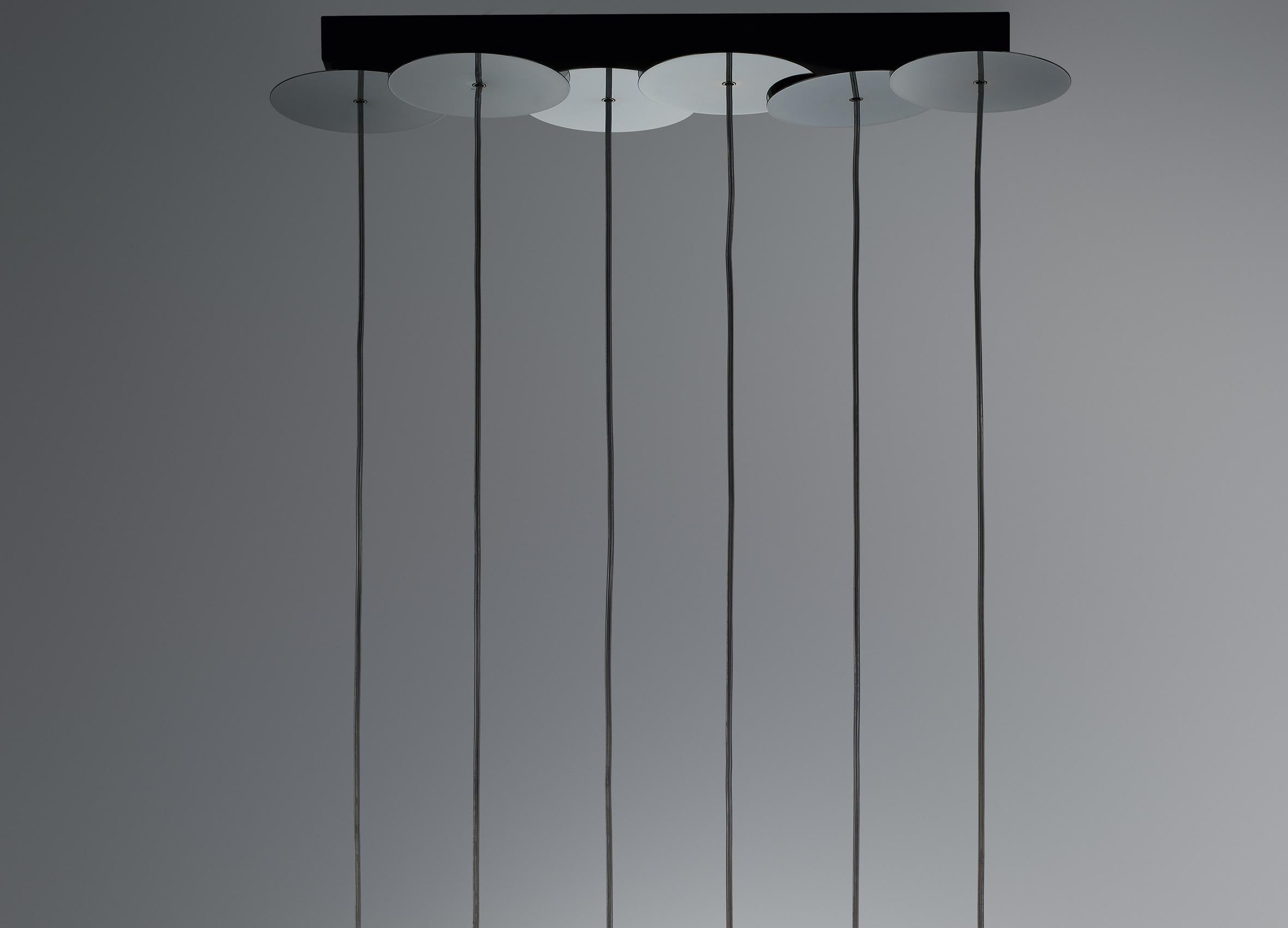 Axolight Spillray 6 Light, lampada a sospensione con corpo in metallo cromato e cristallo di Manuel & Vanessa Vivian

La delicatezza del vetro esprime una luce pura ma delicatamente raffinata. Con il suo design pulito ed essenziale, Spillray è in