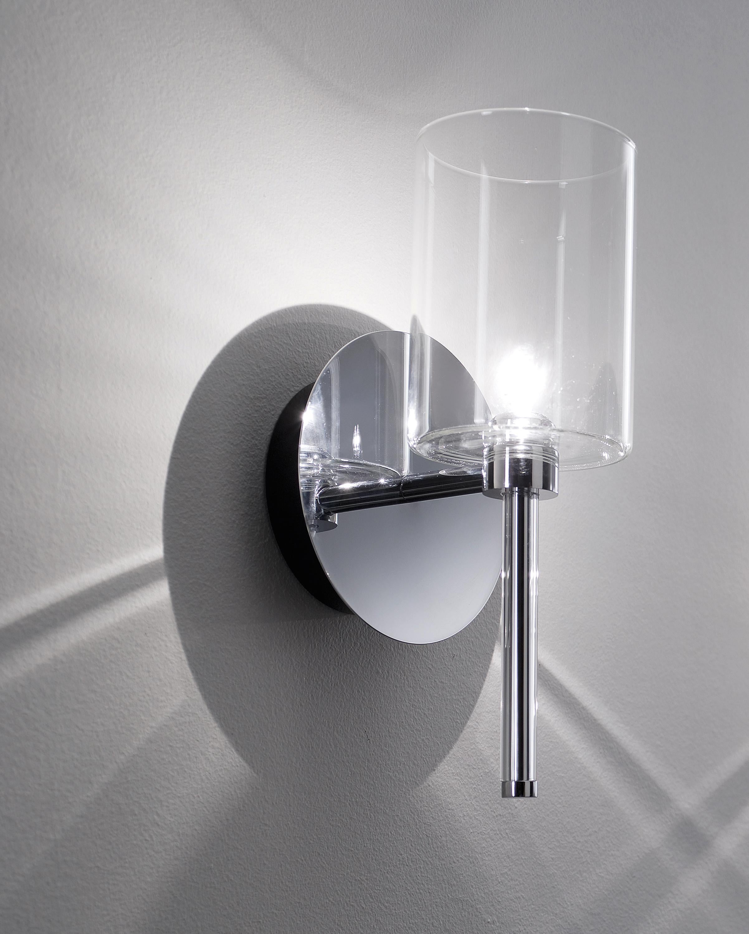 Lámpara de pared Axolight Spillray con cuerpo de metal cromado en cristal by Manuel & Vanessa Vivian

La delicadeza del cristal expresa una luz pura pero suavemente refinada. Con su diseño limpio y esencial, Spillray es capaz de iluminar cualquier