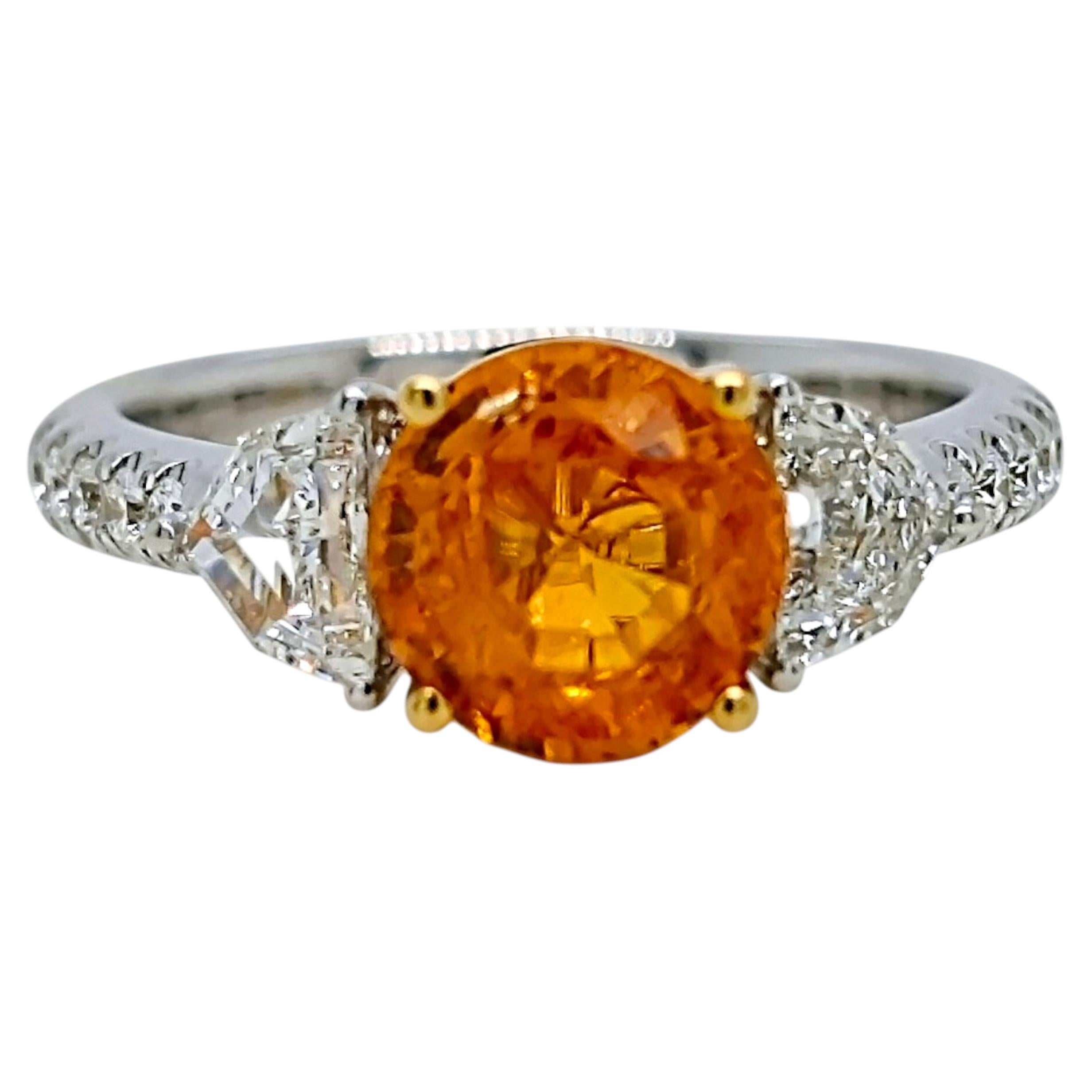 Anello in oro giallo e bianco con diamanti fancy e granato Fanta da 3,25 carati certificato AXP in vendita
