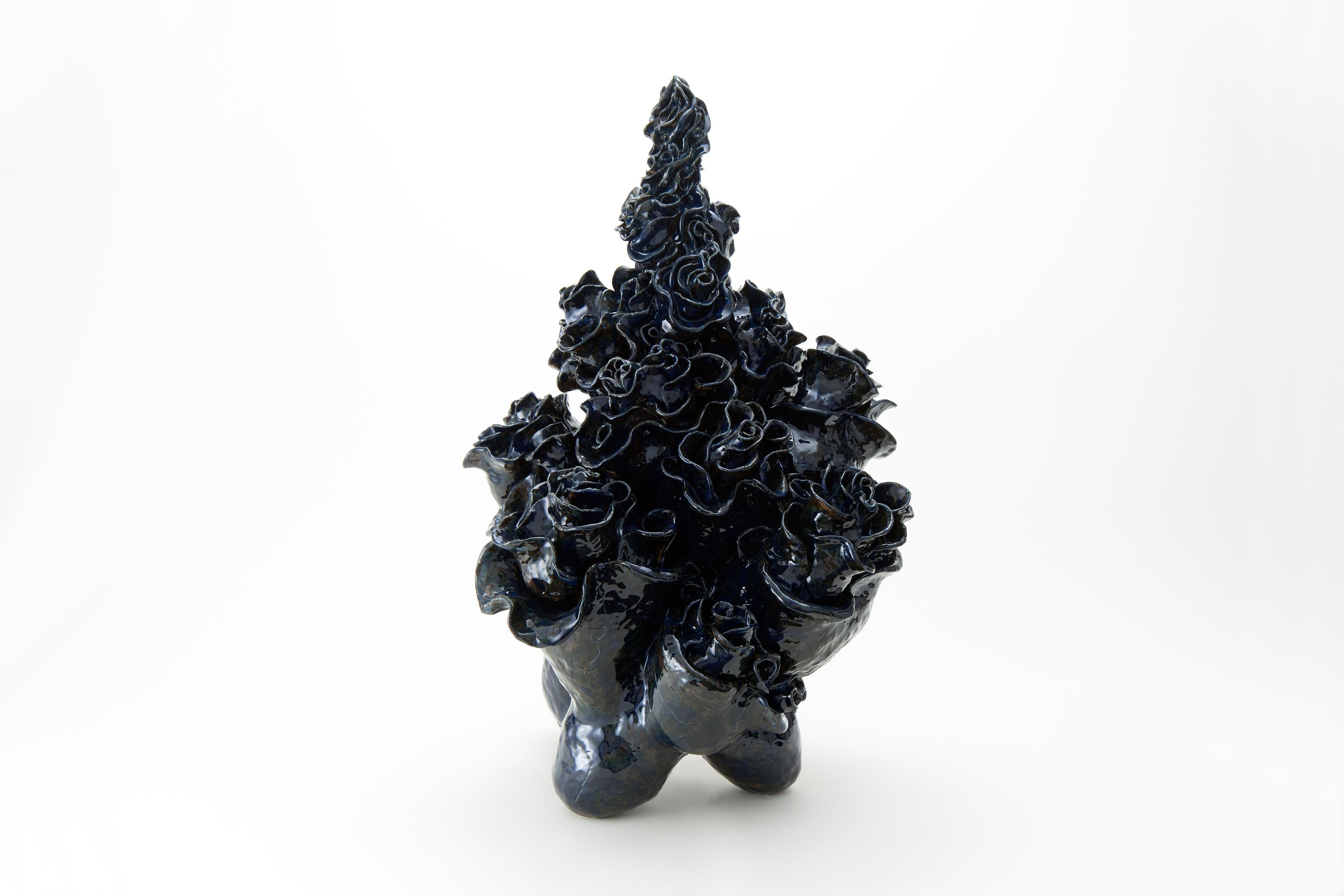„Mutterblatt“, abstrakte Keramikskulptur mit dynamischer Komposition, Glasur im Angebot 1