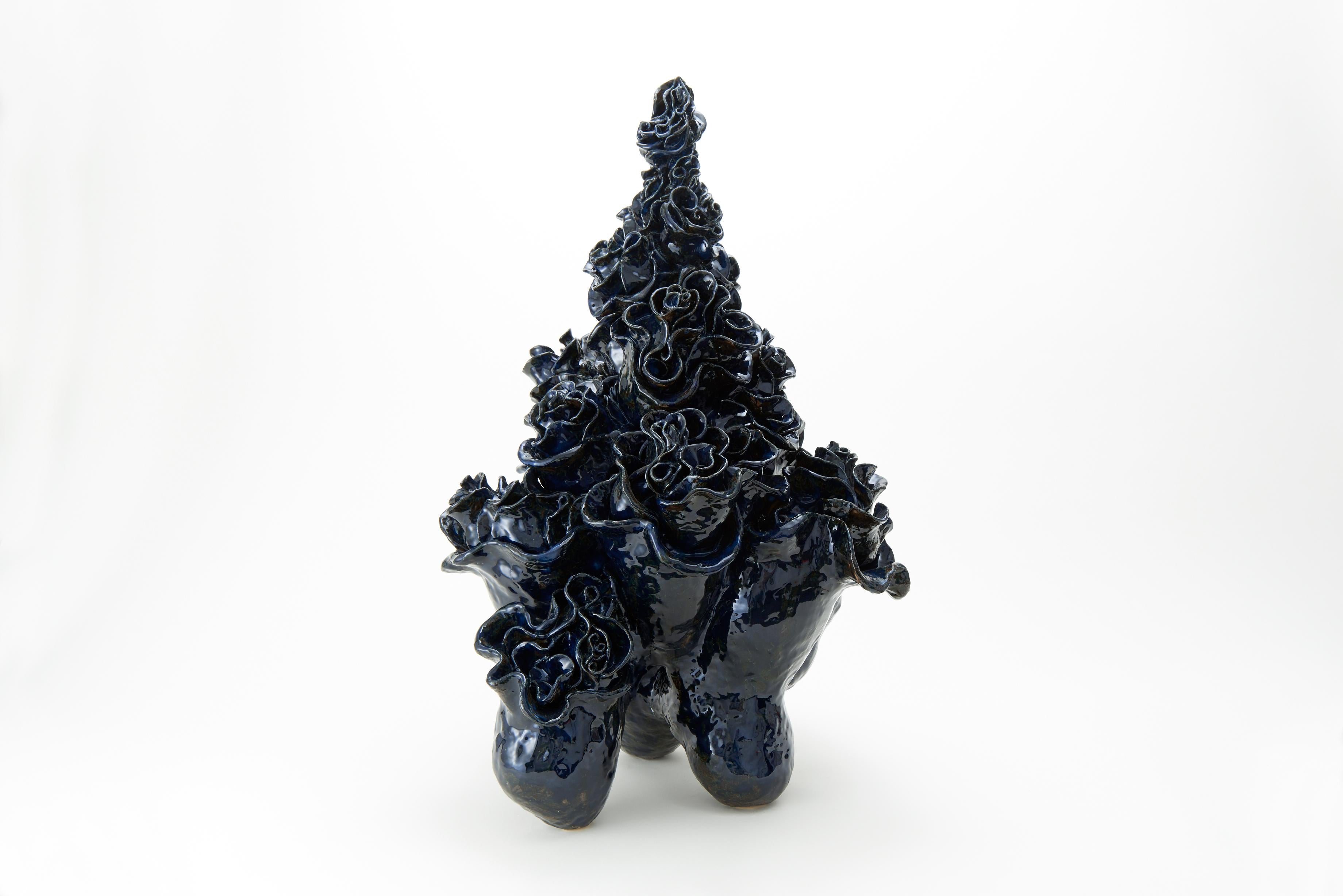 „Mutterblatt“, abstrakte Keramikskulptur mit dynamischer Komposition, Glasur – Sculpture von Aya Mori