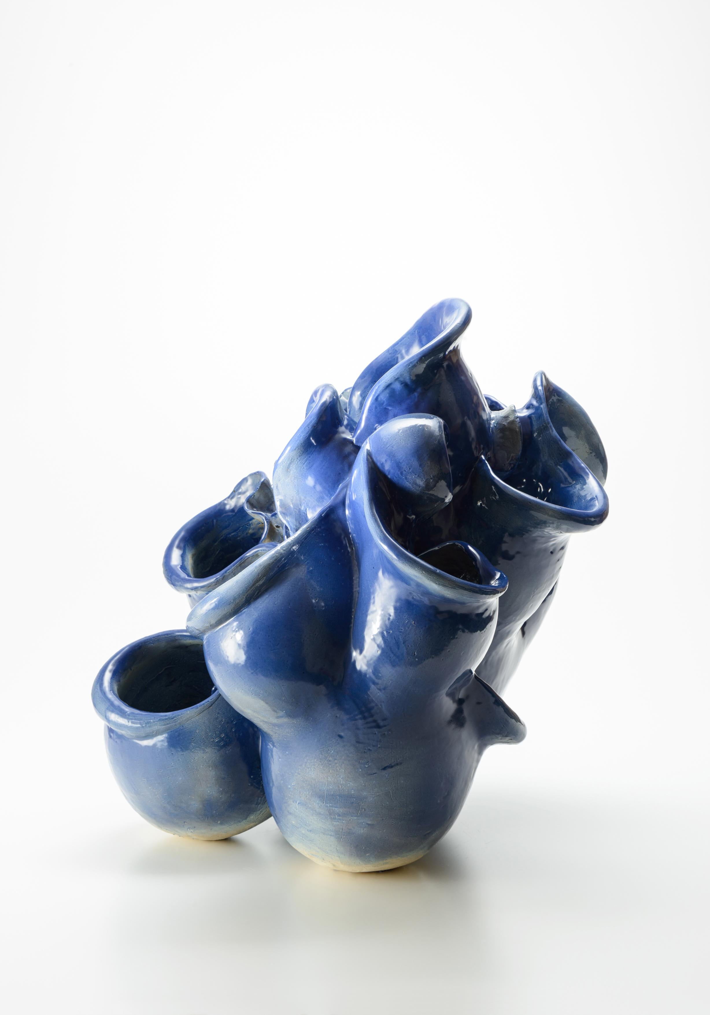 „Wasserschale“, abstrakte Keramikskulptur mit dynamischer Komposition, Porzellan – Sculpture von Aya Mori