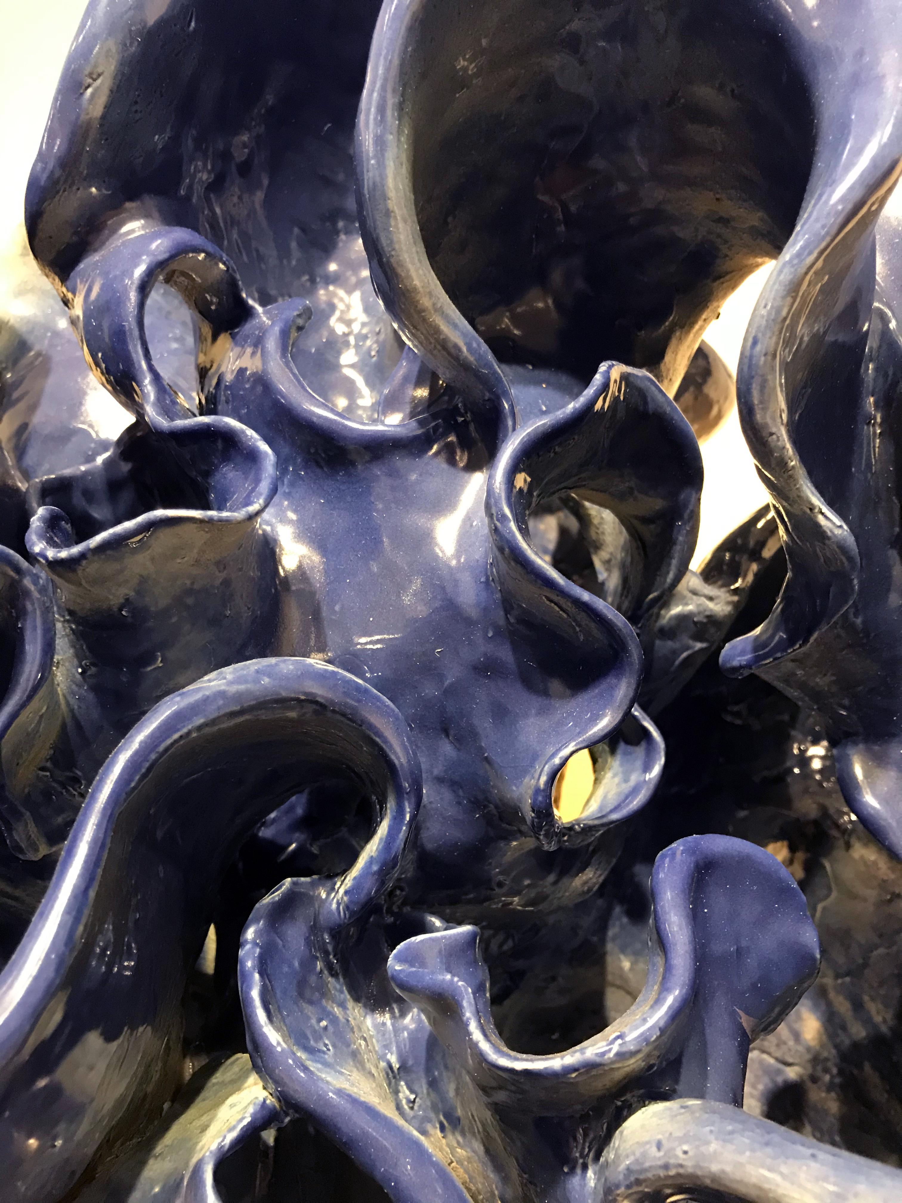 „Wasserschale“, abstrakte Keramikskulptur mit dynamischer Komposition, Porzellan im Angebot 1