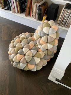 Fauteuil de salon Ayala Serfaty Aqua Creations en daim touffeté