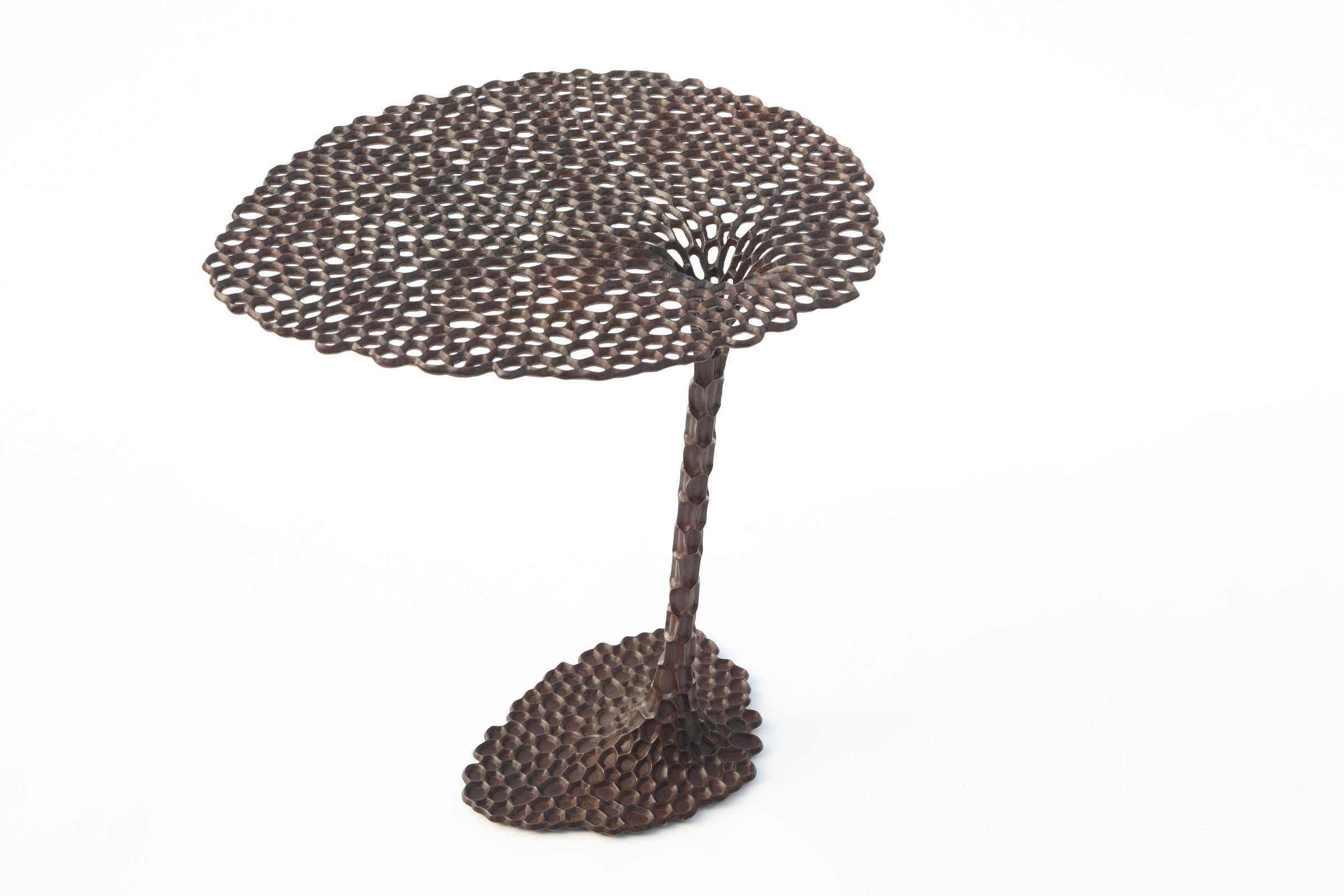 Ayala Serfaty, Esche, Beistelltisch aus patinierter Bronze, Israel, 2024 (21. Jahrhundert und zeitgenössisch) im Angebot