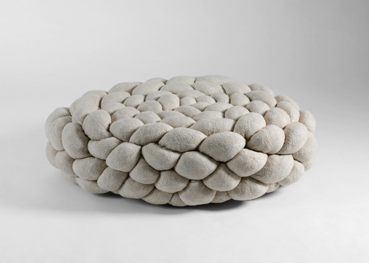 Die Serie Rapa besteht aus handgefilzten Stücken, die an alte Textilien erinnern. Diese einzigartigen Faserkunstwerke aus Wolle und Seide werden sanft über organische, skulpturale Strukturen geformt, die sowohl künstlerisch als auch bequem