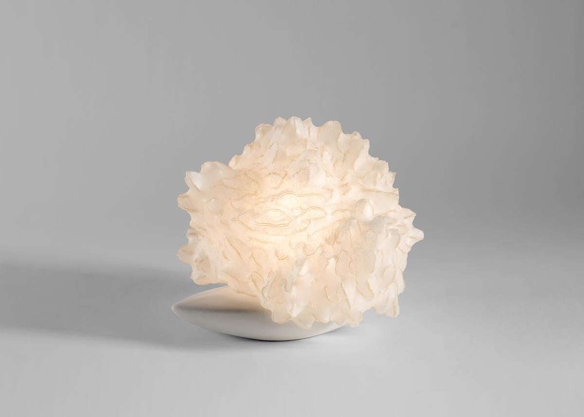 La serie Soma comprende sculture di luci, realizzate applicando una membrana auto-intrecciante su una struttura unica fatta di sottili bacchette di vetro secondo la tecnica tradizionale della lavorazione a lume. Come ispirazione per queste sculture,