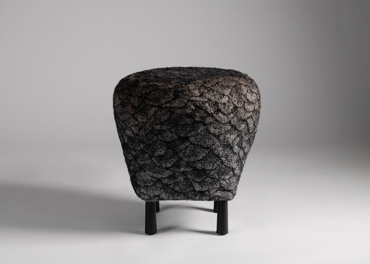 La serie Shastool consiste in pezzi infeltriti a mano, che ricordano antichi tessuti. Utilizzando lana e seta, questi pezzi unici di fiber art sono morbidamente modellati su strutture scultoree organiche, che sono sia artistiche che