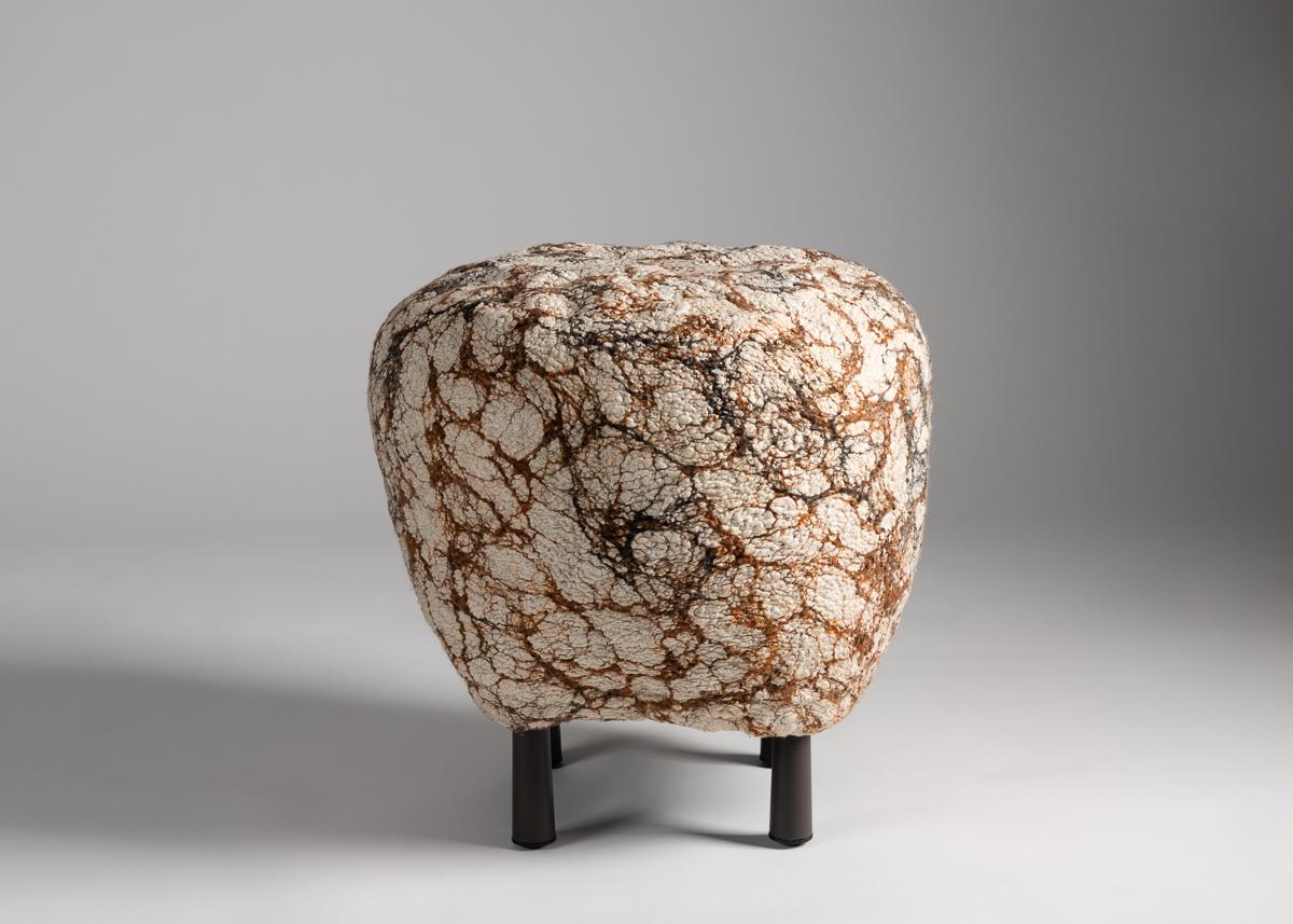 Die Shastool-Serie besteht aus handgefilzten Stücken, die an alte Textilien erinnern. Diese einzigartigen Faserkunstwerke aus Wolle und Seide werden sanft über organische, skulpturale Strukturen geformt, die sowohl künstlerisch als auch bequem