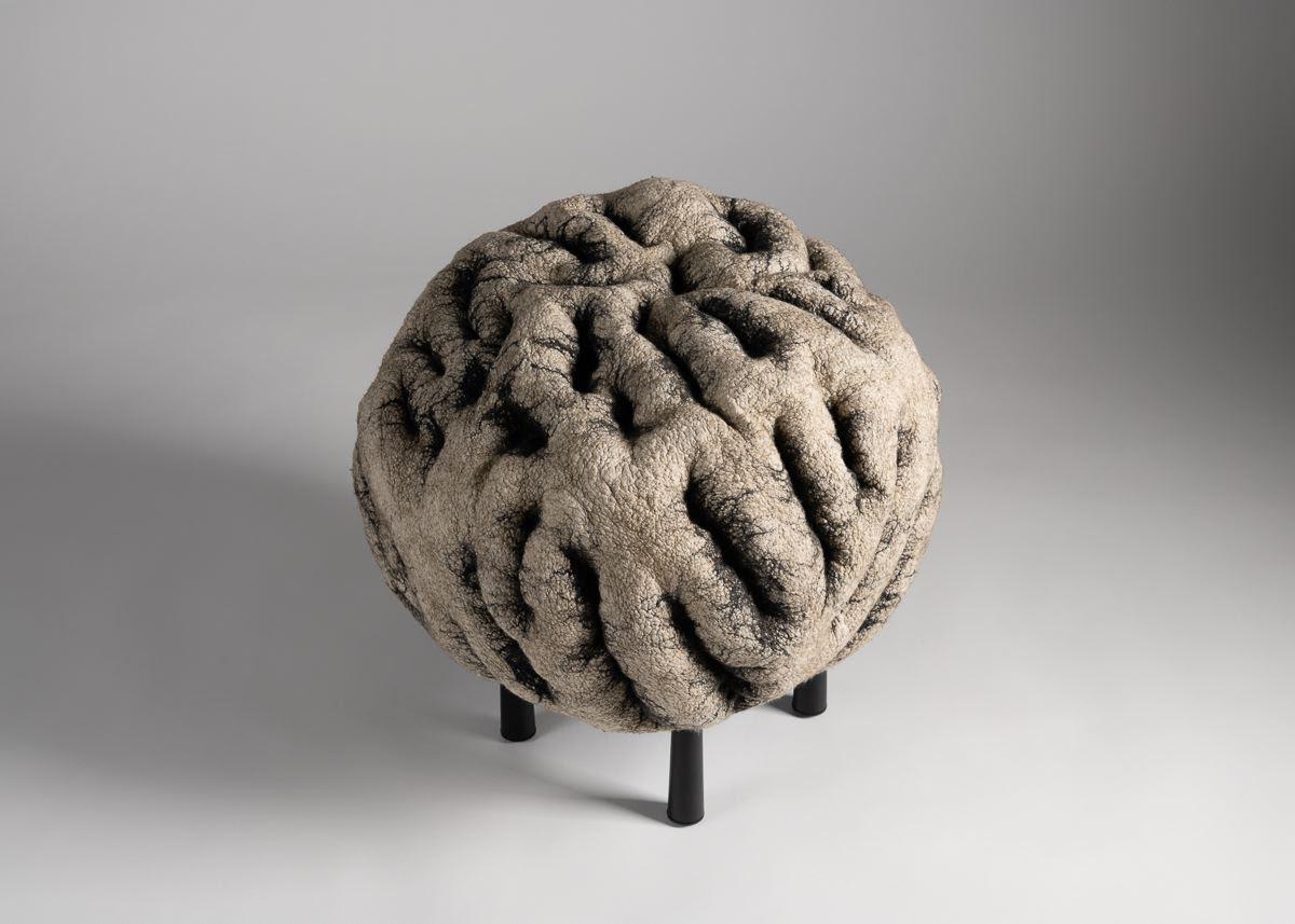 La série Shastool se compose de pièces feutrées à la main, rappelant les textiles anciens. Utilisant la laine et la soie, ces pièces uniques en fibre d'art sont délicatement moulées sur des structures sculpturales organiques, qui sont à la fois