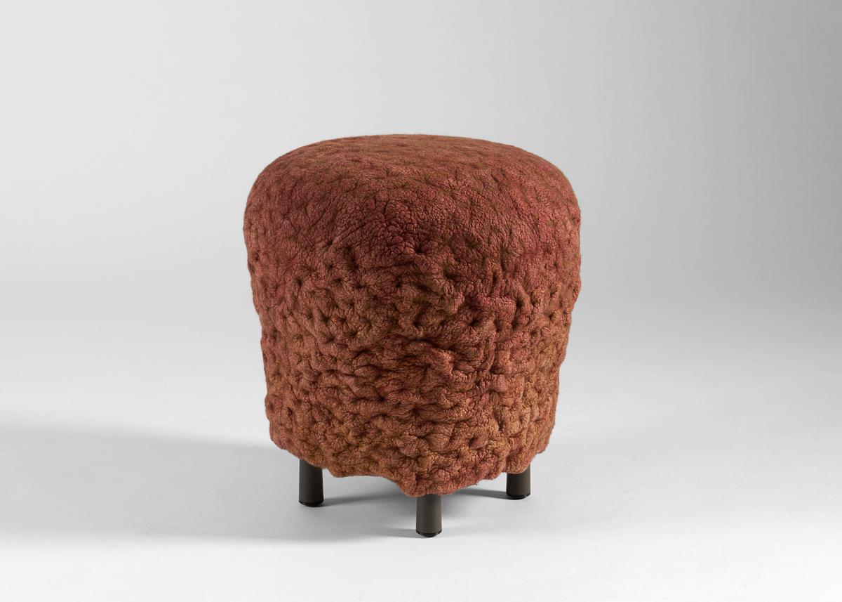 La série Shastool se compose de pièces feutrées à la main, rappelant les textiles anciens. Utilisant la laine et la soie, ces pièces uniques en fibre d'art sont délicatement moulées sur des structures sculpturales organiques, qui sont à la fois