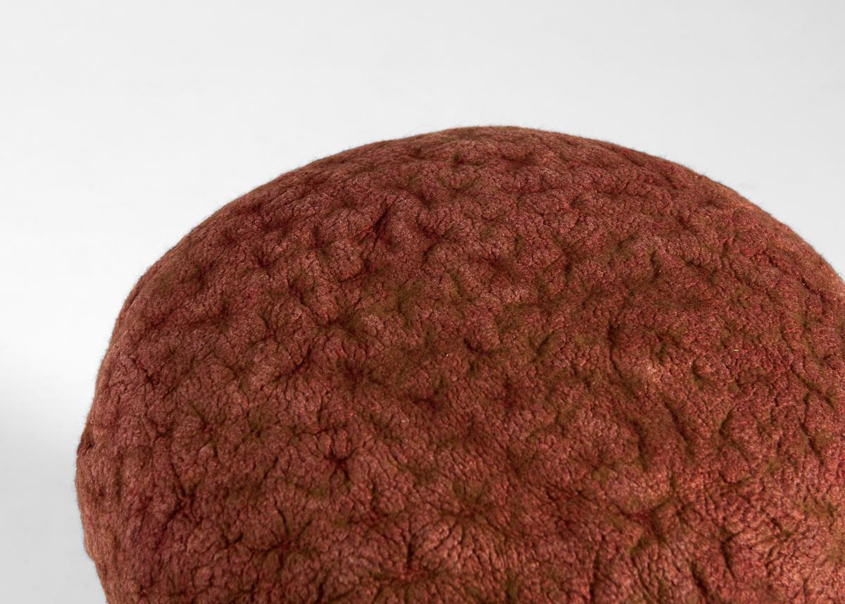 Israélien Ayala Serfaty, tabouret Shastool Series : Tabouret Shah Lips fait à la main, Israël, 2022 en vente