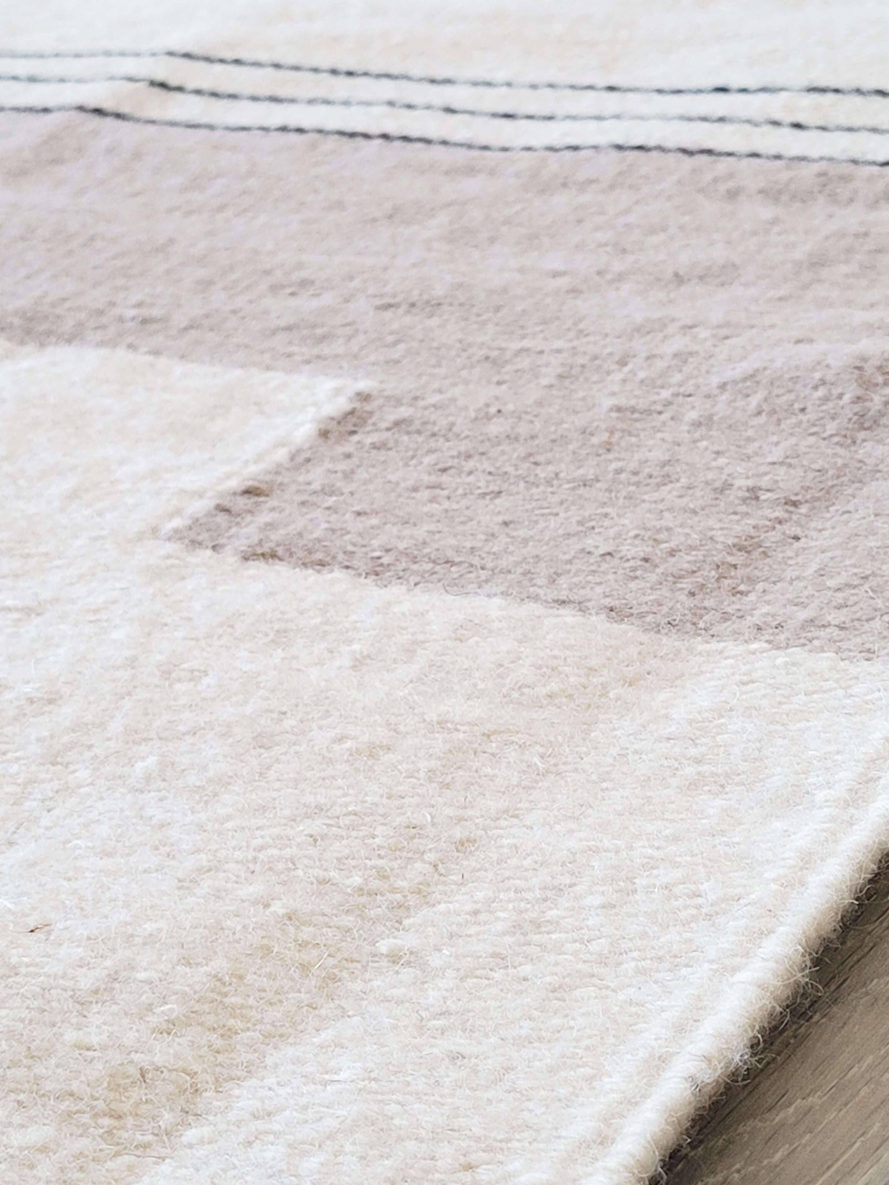 Ayda Handgewebter Teppich aus schwarzer und cremefarbener Wolle Kelem Area Rug (Böhmisch) im Angebot