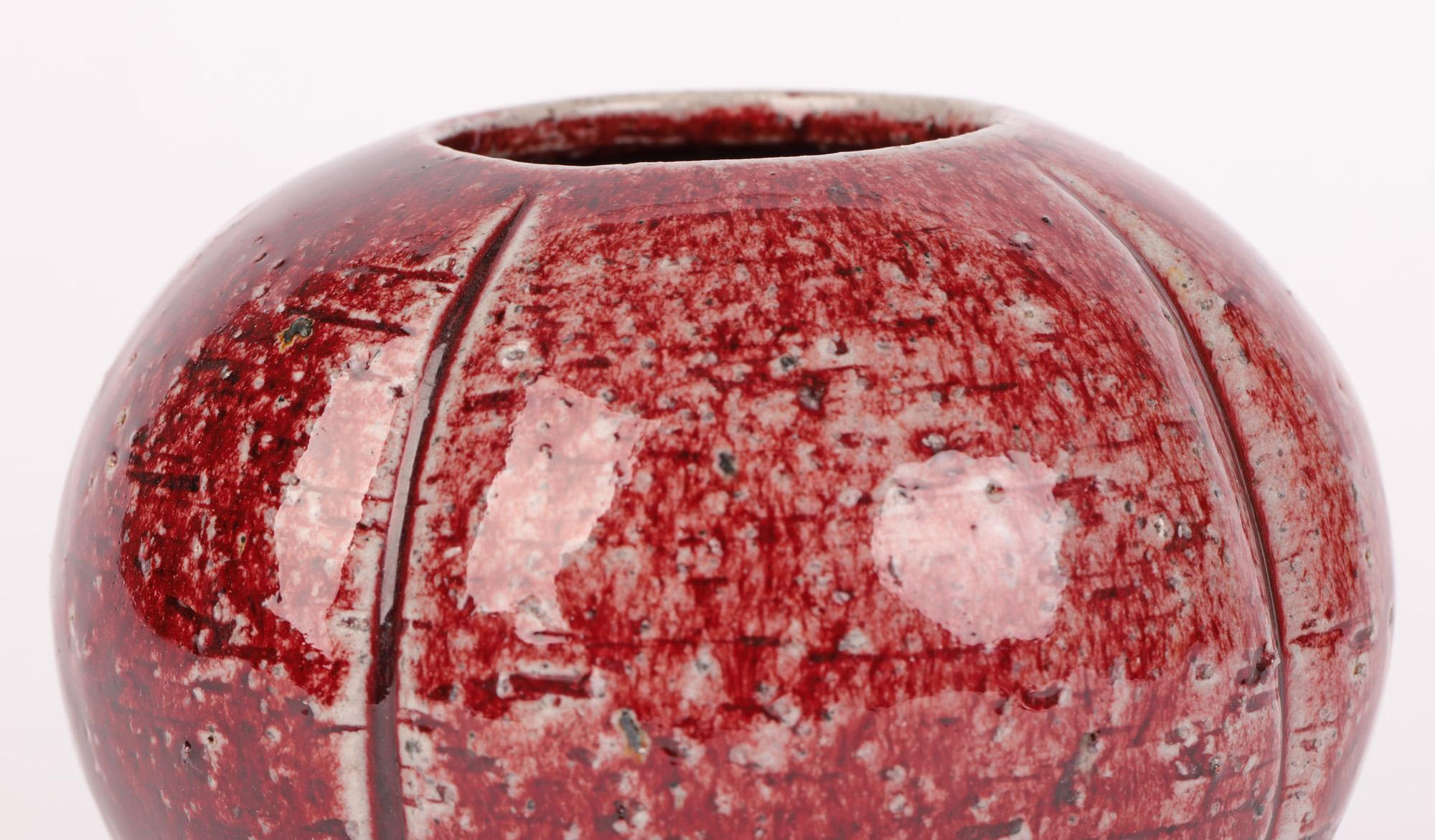 Aylesford Pottery The Friars Rote glasierte Studio-Keramik-Vase (Moderne) im Angebot