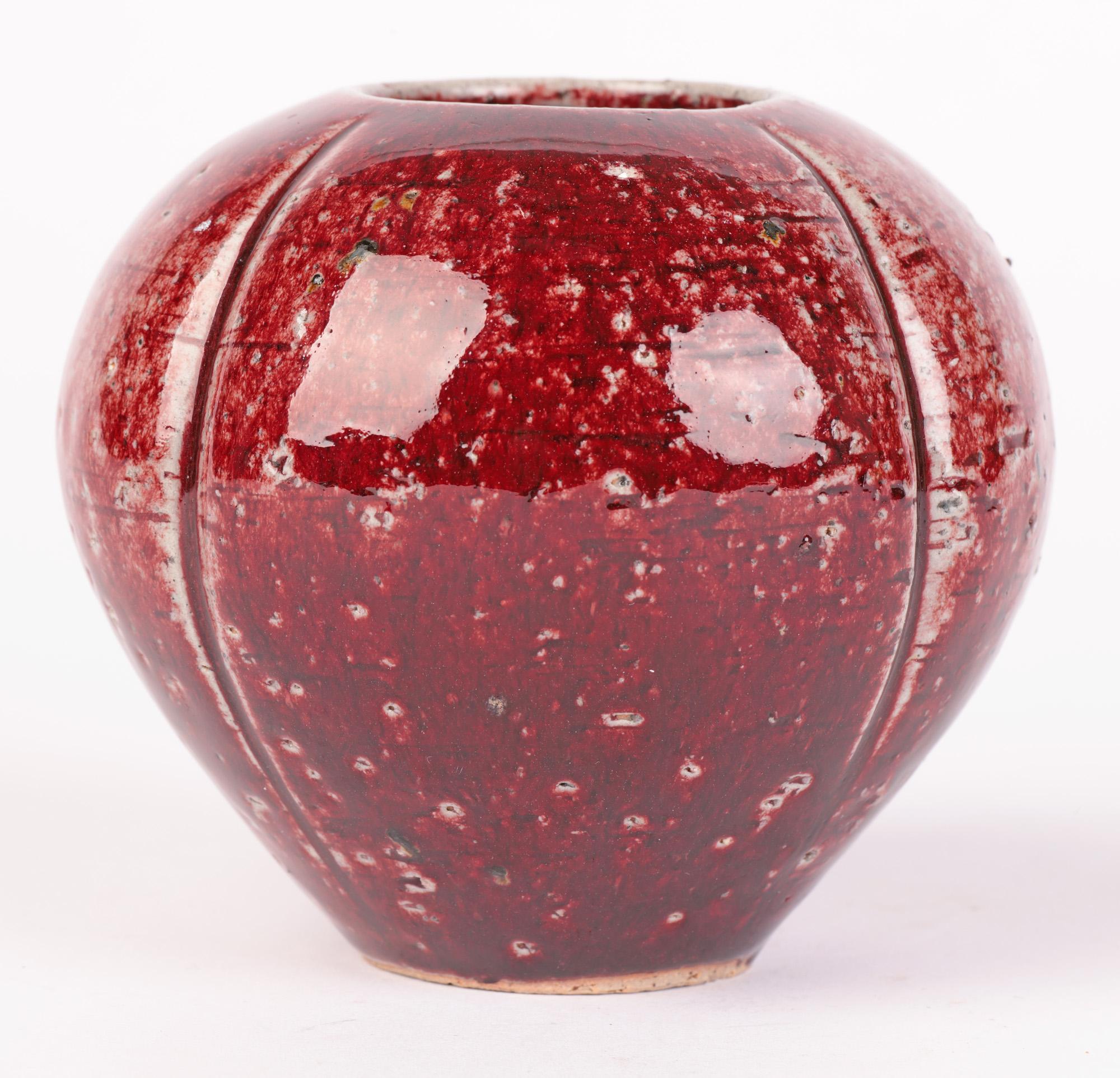 Aylesford Pottery The Friars Rote glasierte Studio-Keramik-Vase (Glasiert) im Angebot