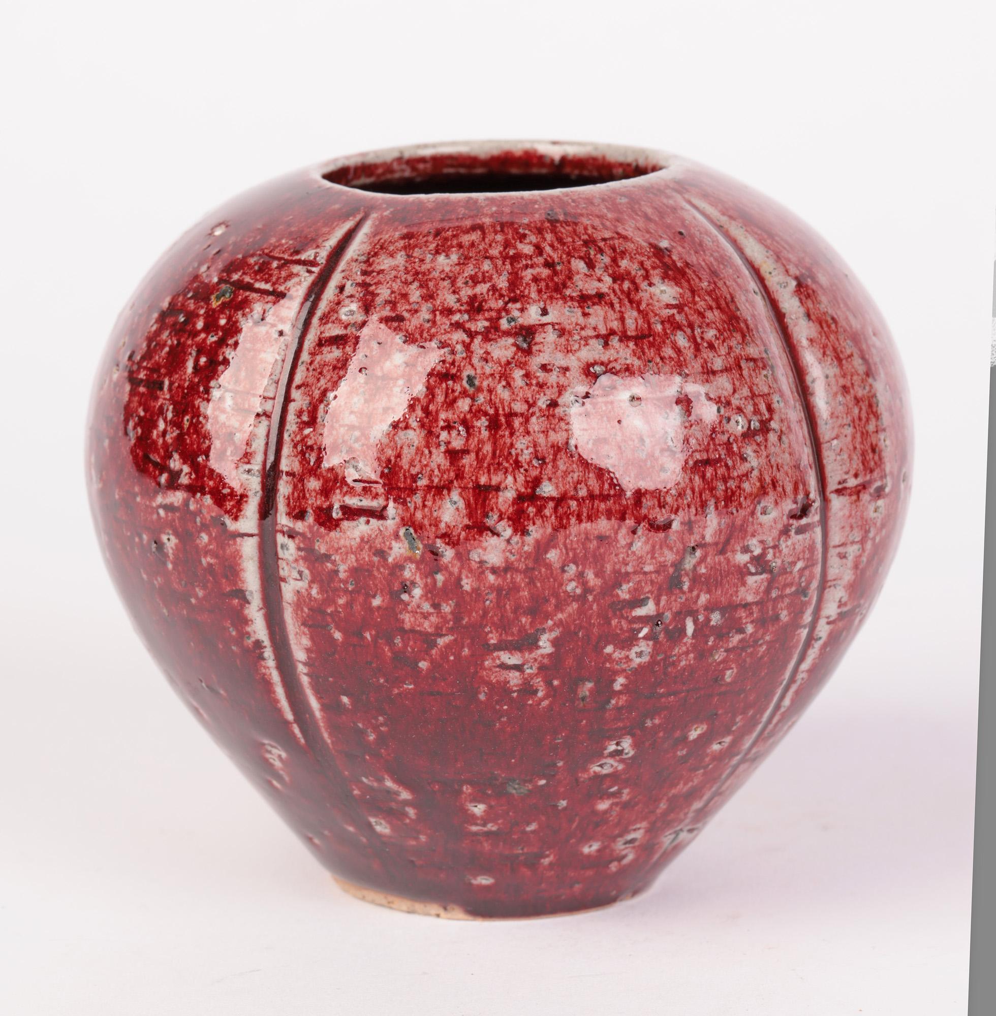 Aylesford Pottery The Friars Rote glasierte Studio-Keramik-Vase (20. Jahrhundert) im Angebot