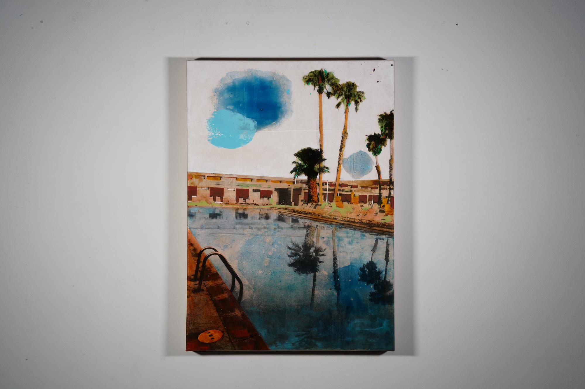 Miroir de palmier -  un reflet californien d'arbres de palmier dans une piscine - Painting de Ayline Olukman