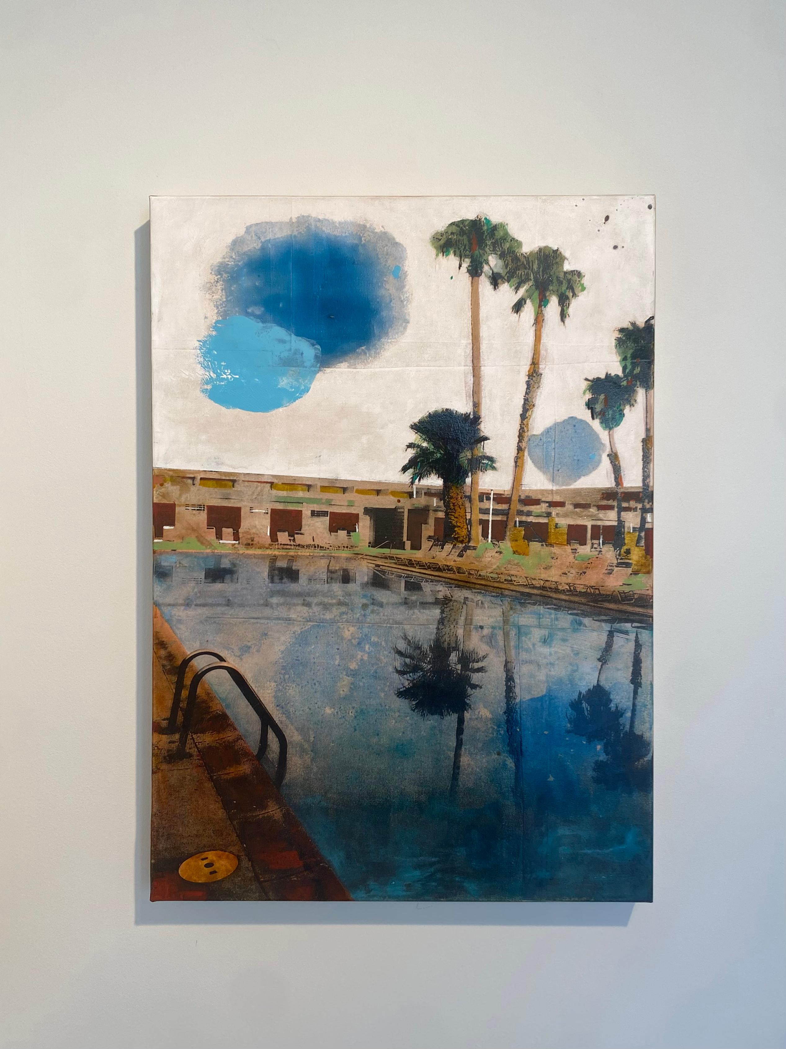 Miroir de palmier -  un reflet californien d'arbres de palmier dans une piscine - Gris Landscape Painting par Ayline Olukman