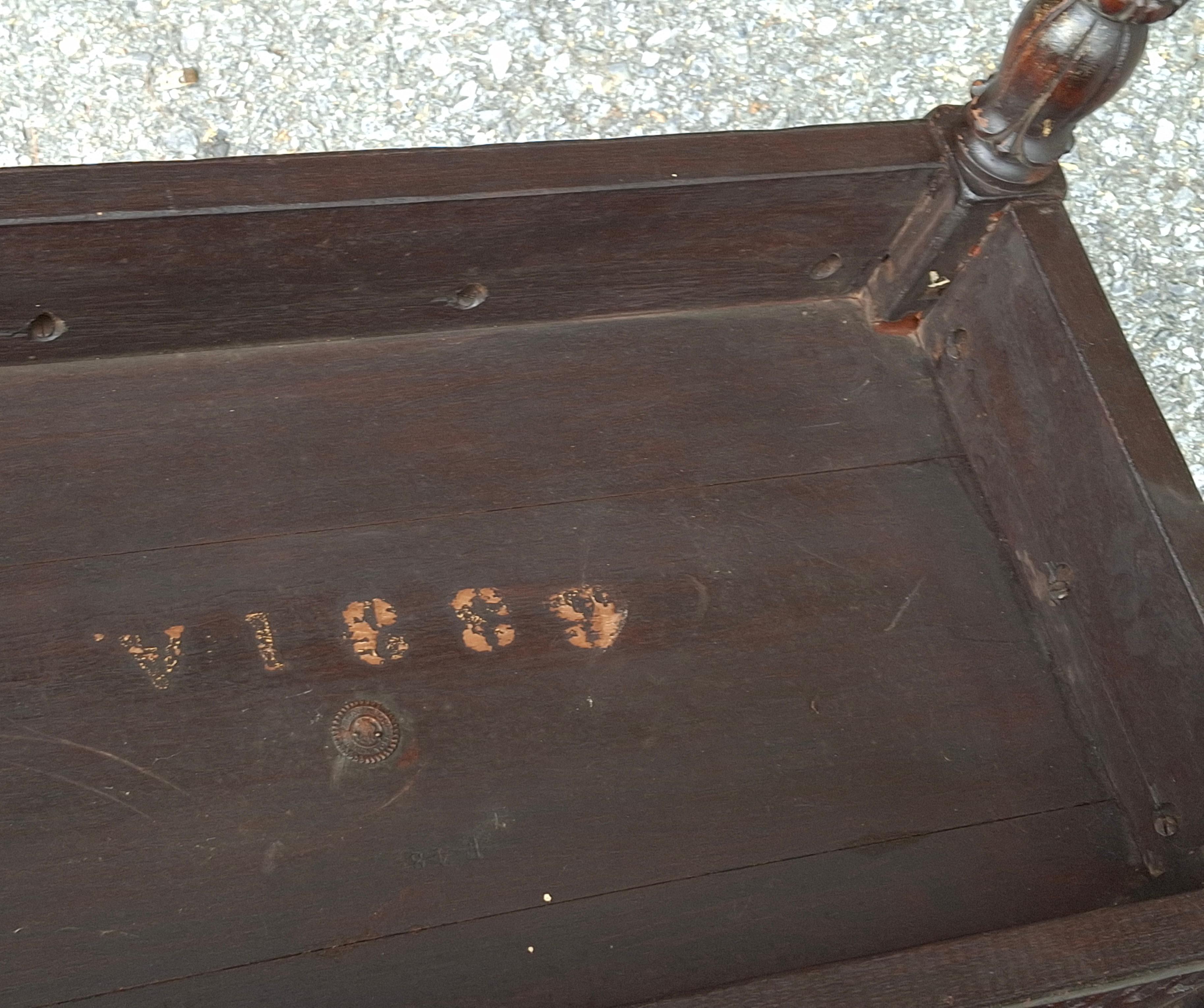 XIX secolo Aymone Manufacturing Co Noce intagliato edoardiano  Tavolo da scrittura in vendita
