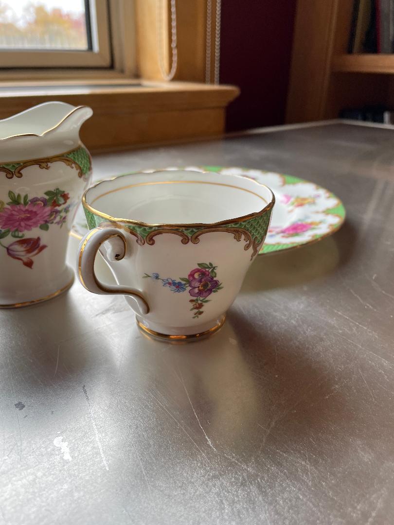 Aynsley Bone China Decorative Tea Set In Excellent Condition For Sale In New York, NY