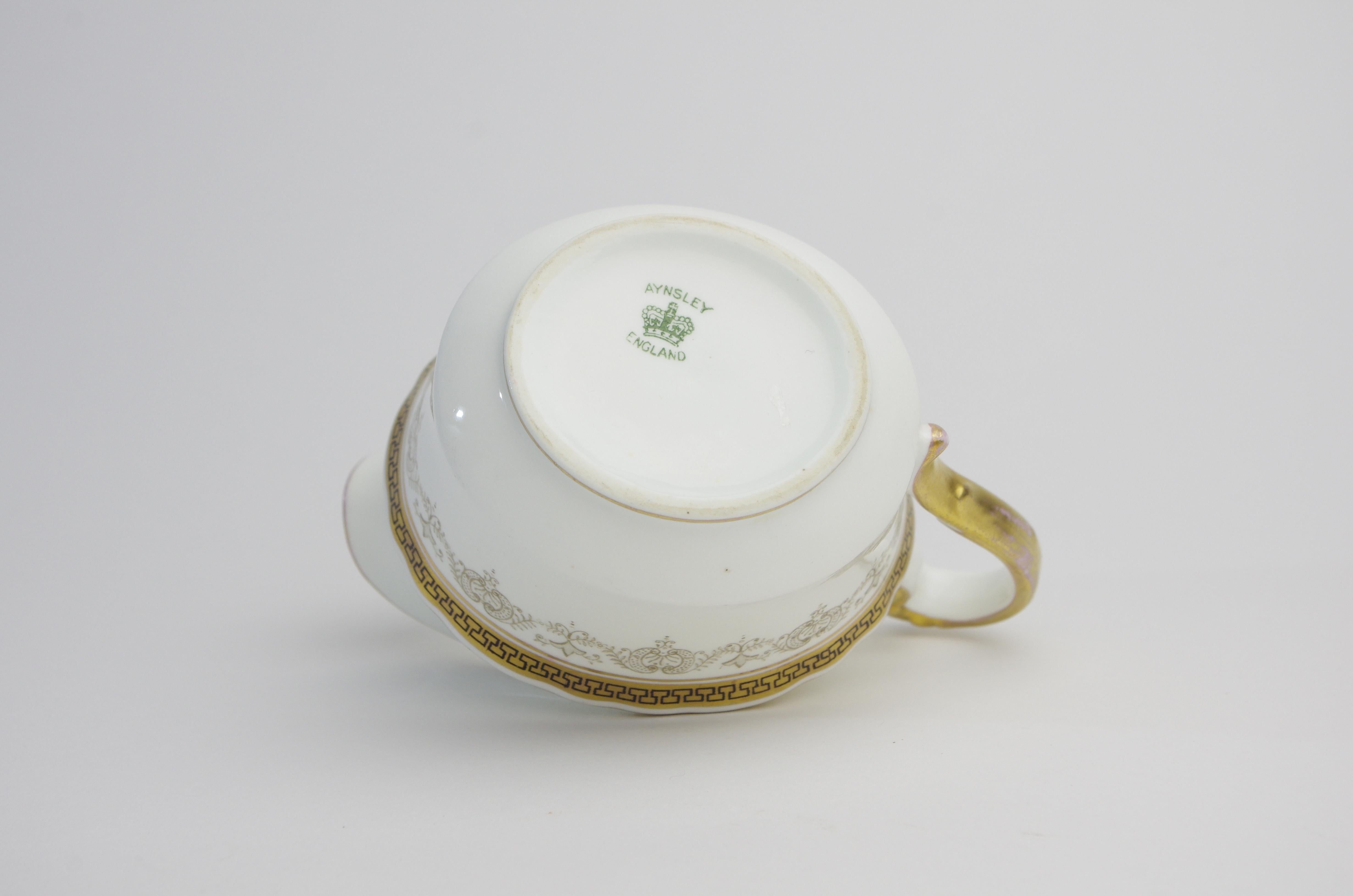 Description du produit : 
Ce service à café comprend trois tasses et soucoupes, deux assiettes creuses et un pot à lait. Si vous souhaitez adopter le style rétro des années 50, ce set est fait pour vous. La finition dorée de l'ensemble lui confère