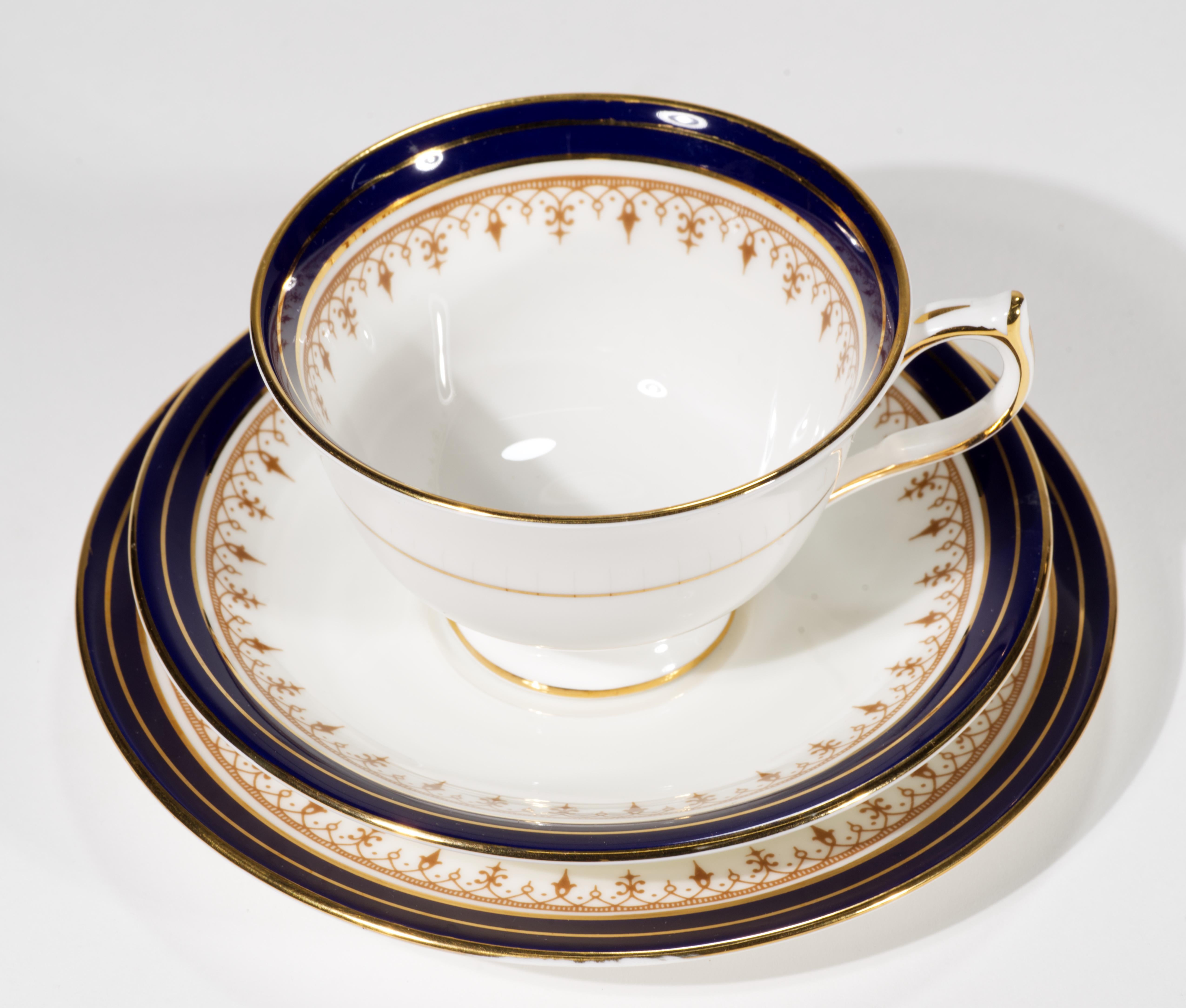 Vittoriano Aynsley England Leighton Cobalt Set di 4 tazze, piattini e piatti in porcellana in vendita