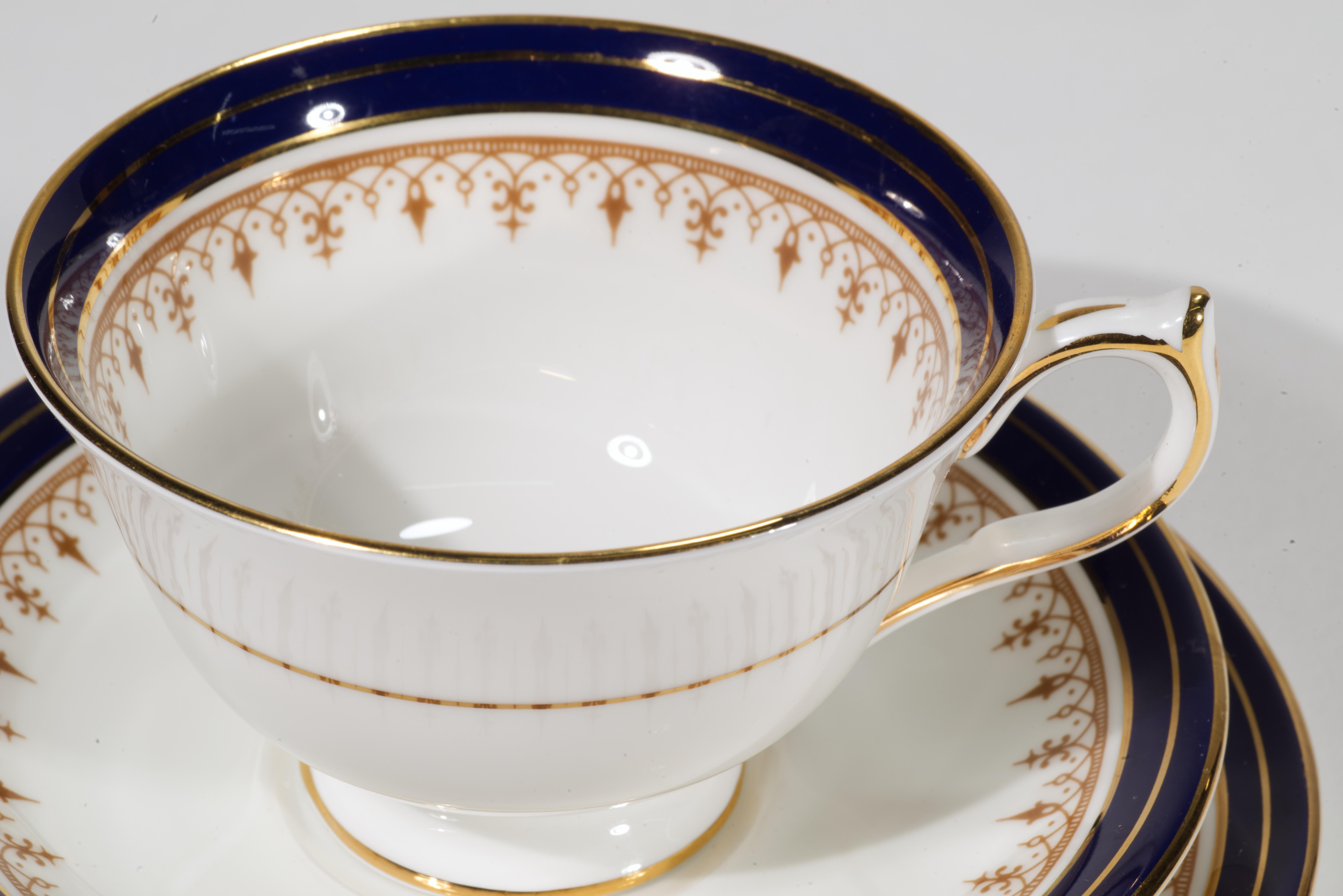 Inglese Aynsley England Leighton Cobalt Set di 4 tazze, piattini e piatti in porcellana in vendita