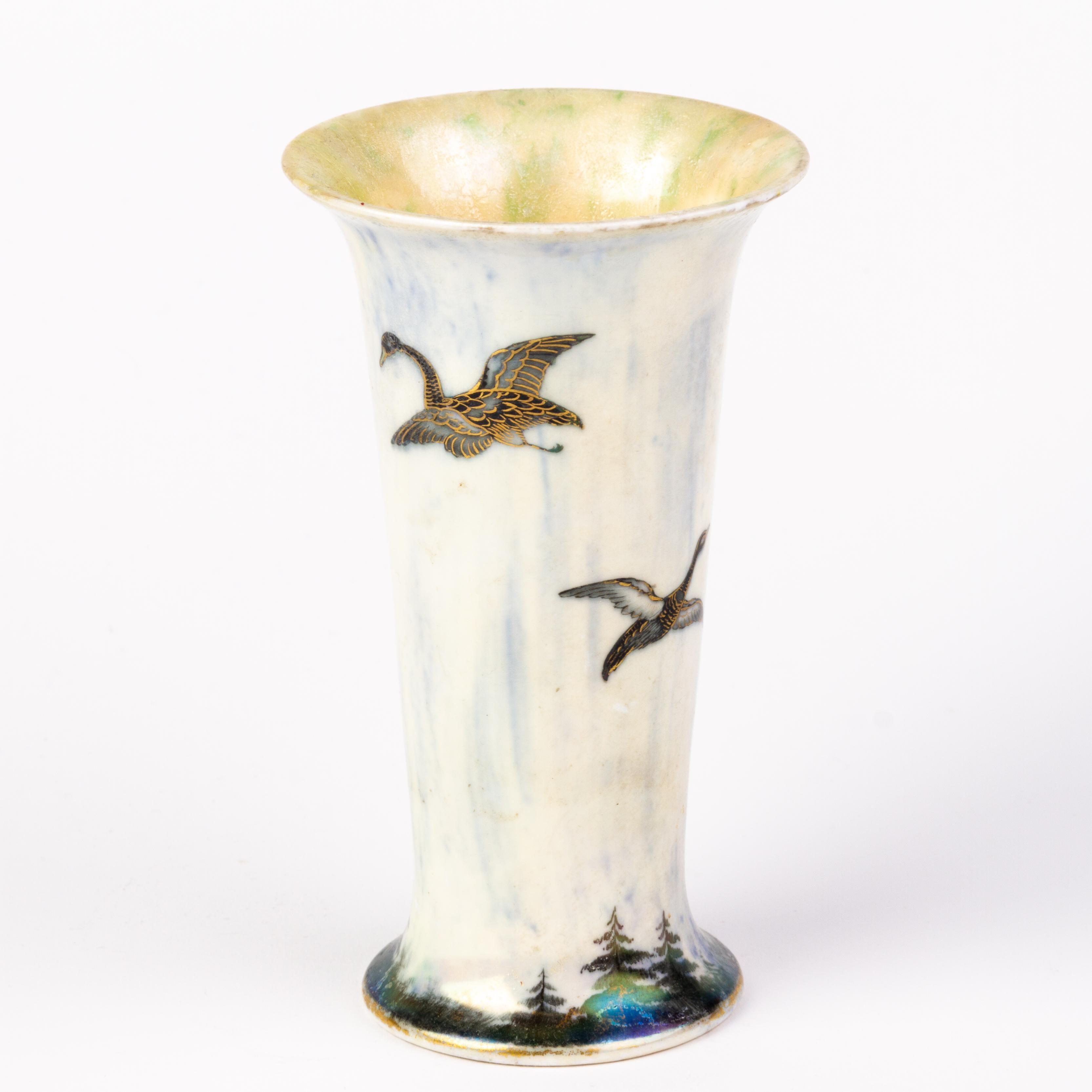 Aynsley Lustre Vase with Flying Ducks  In Good Condition For Sale In Nottingham, GB