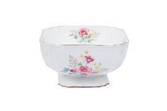 Aynsley Mid-Century English Bone China Centerpiece Bowl with Floral Decoration (bol de centre de table en porcelaine osseuse du milieu du siècle avec décoration florale)