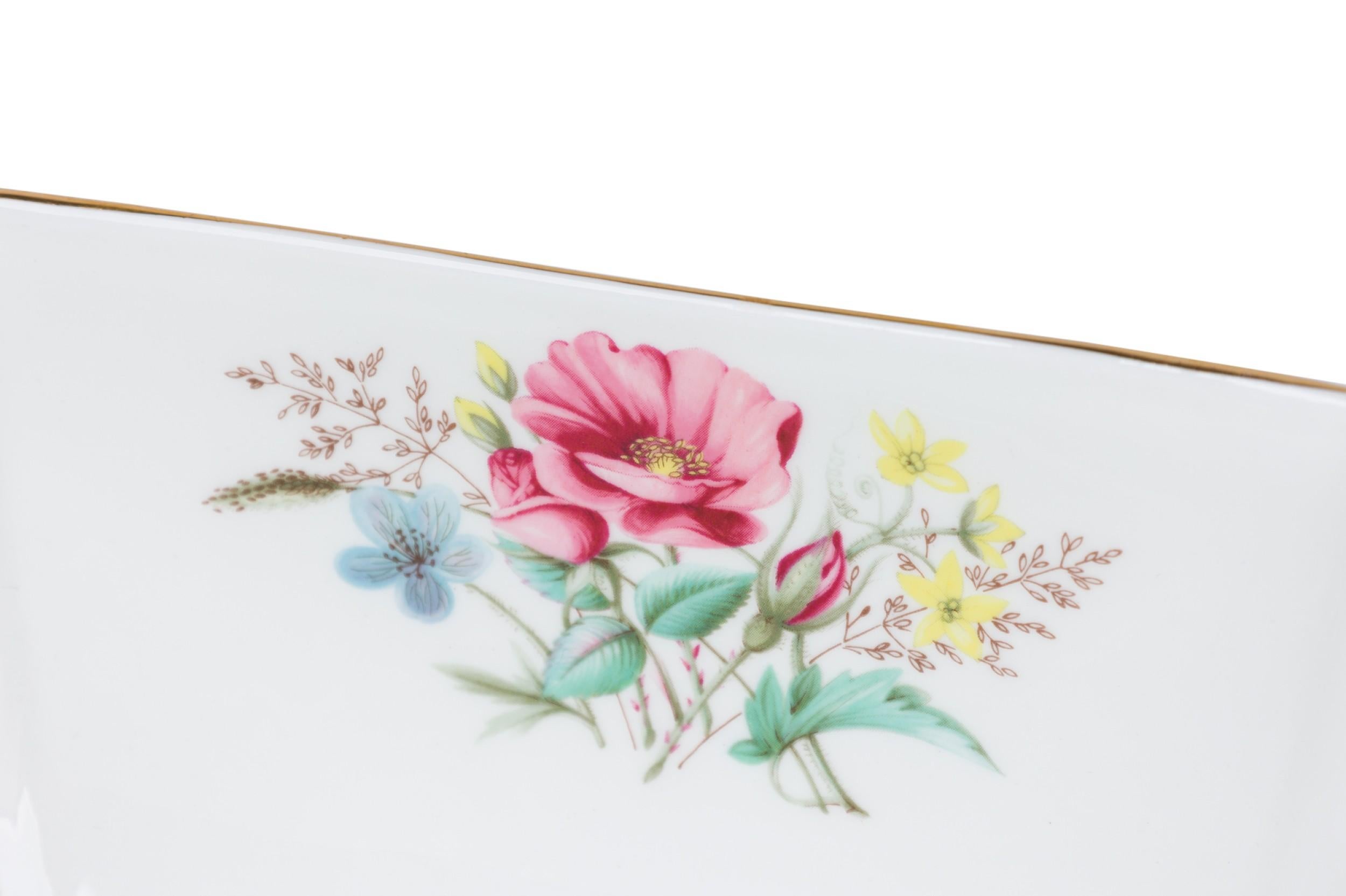 Aynsley Englische Bone China Centerpiece Schale mit Blumendekoration aus der Jahrhundertmitte (Vergoldet) im Angebot
