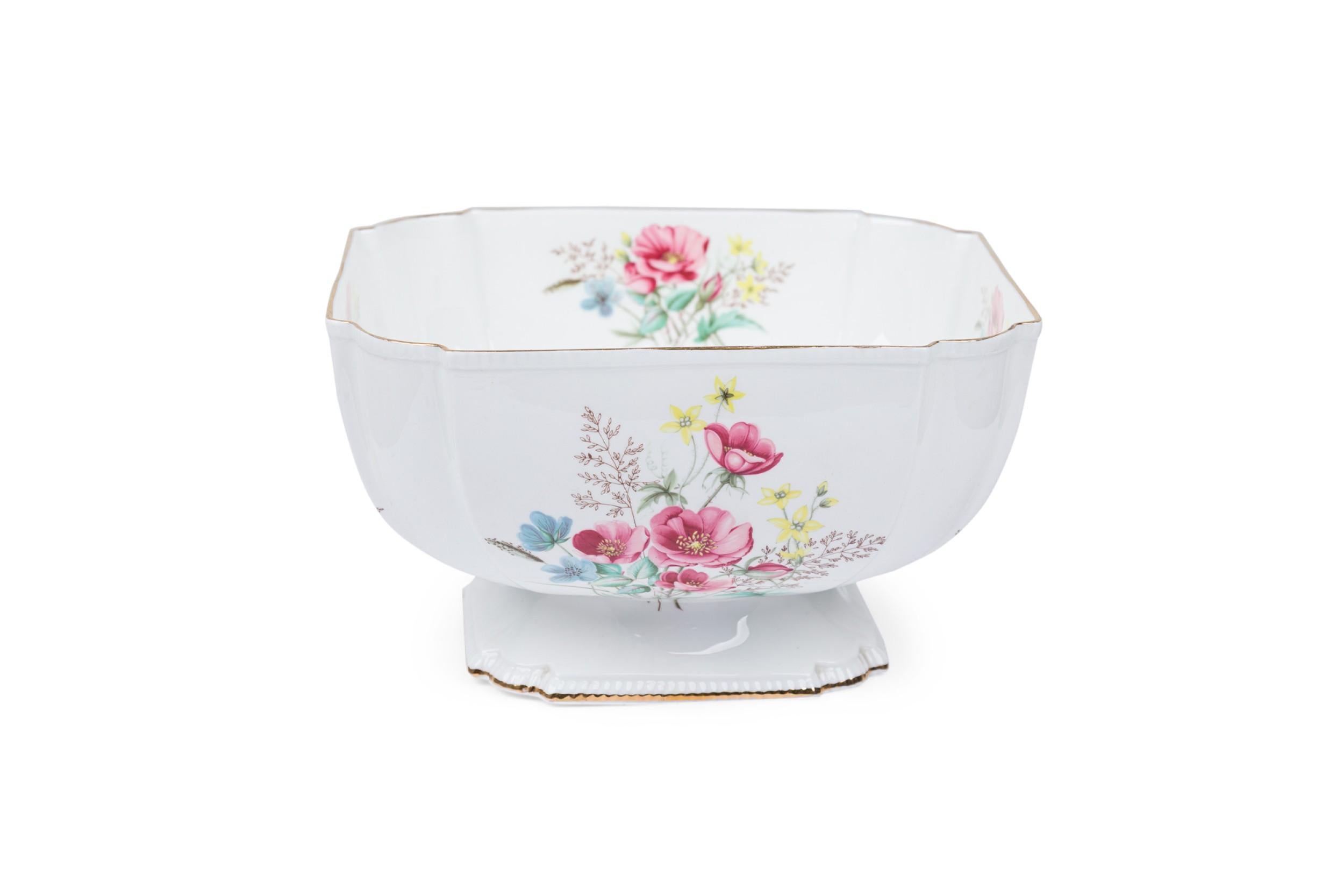 Peint Aynsley Mid-Century English Bone China Centerpiece Bowl with Floral Decoration (bol de centre de table en porcelaine osseuse du milieu du siècle avec décoration florale) en vente