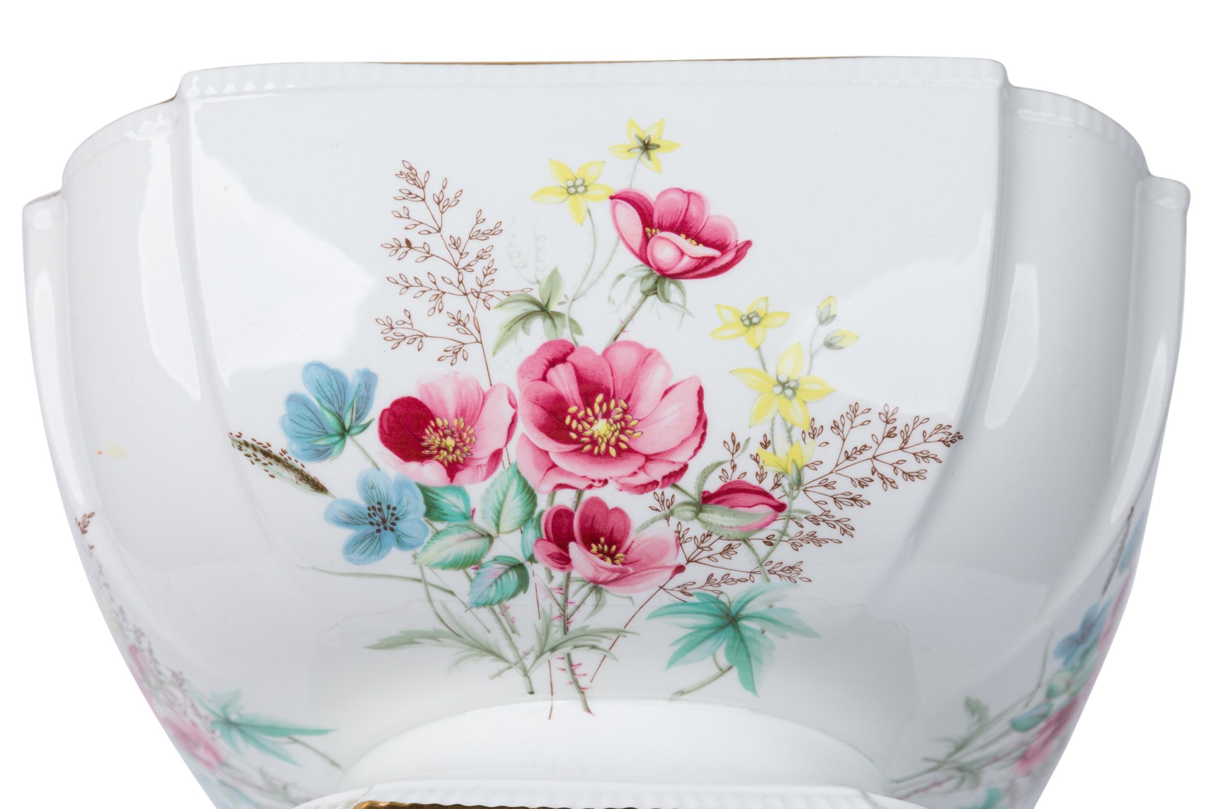 20ième siècle Aynsley Mid-Century English Bone China Centerpiece Bowl with Floral Decoration (bol de centre de table en porcelaine osseuse du milieu du siècle avec décoration florale) en vente