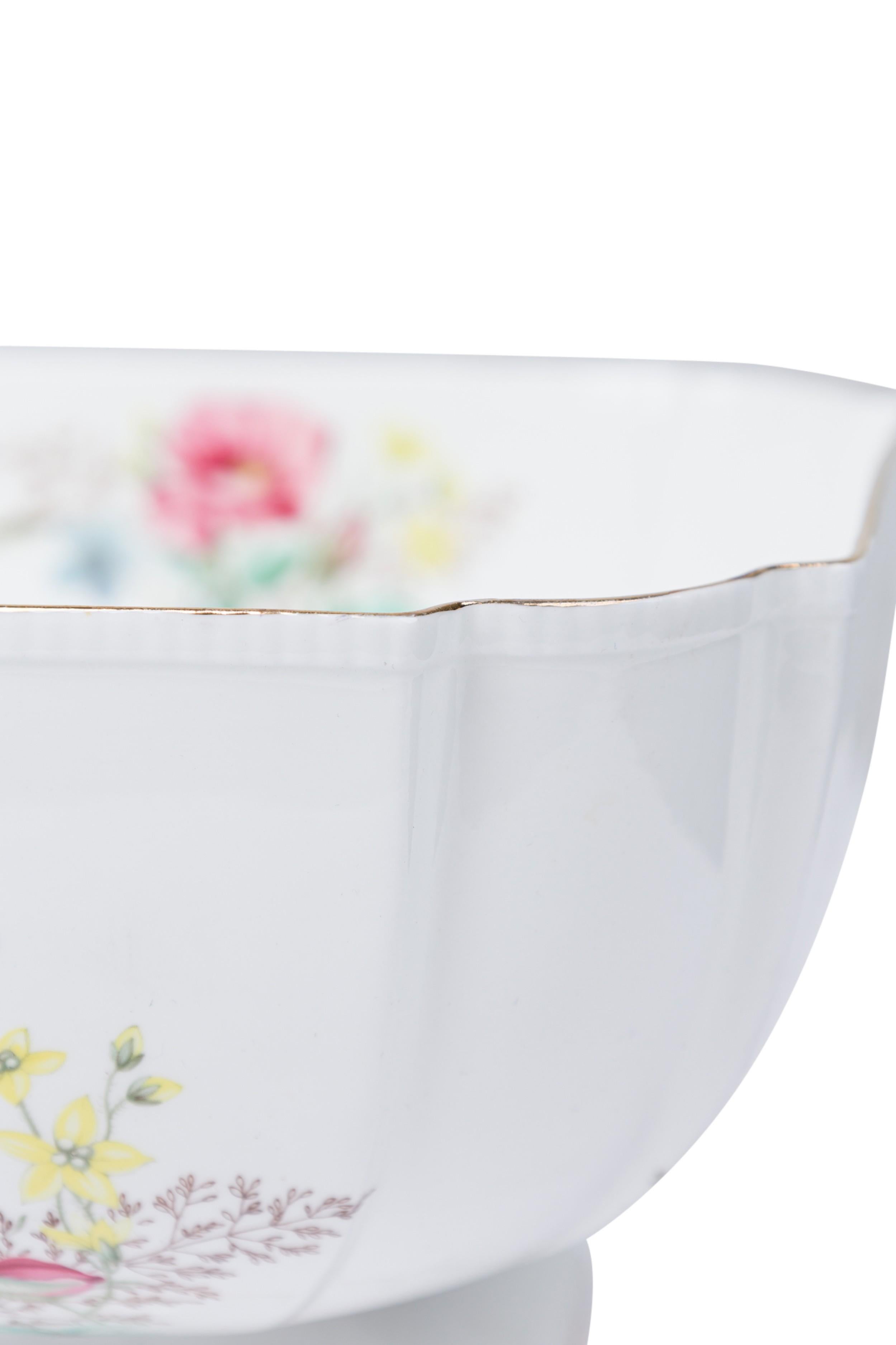 Porcelaine Aynsley Mid-Century English Bone China Centerpiece Bowl with Floral Decoration (bol de centre de table en porcelaine osseuse du milieu du siècle avec décoration florale) en vente